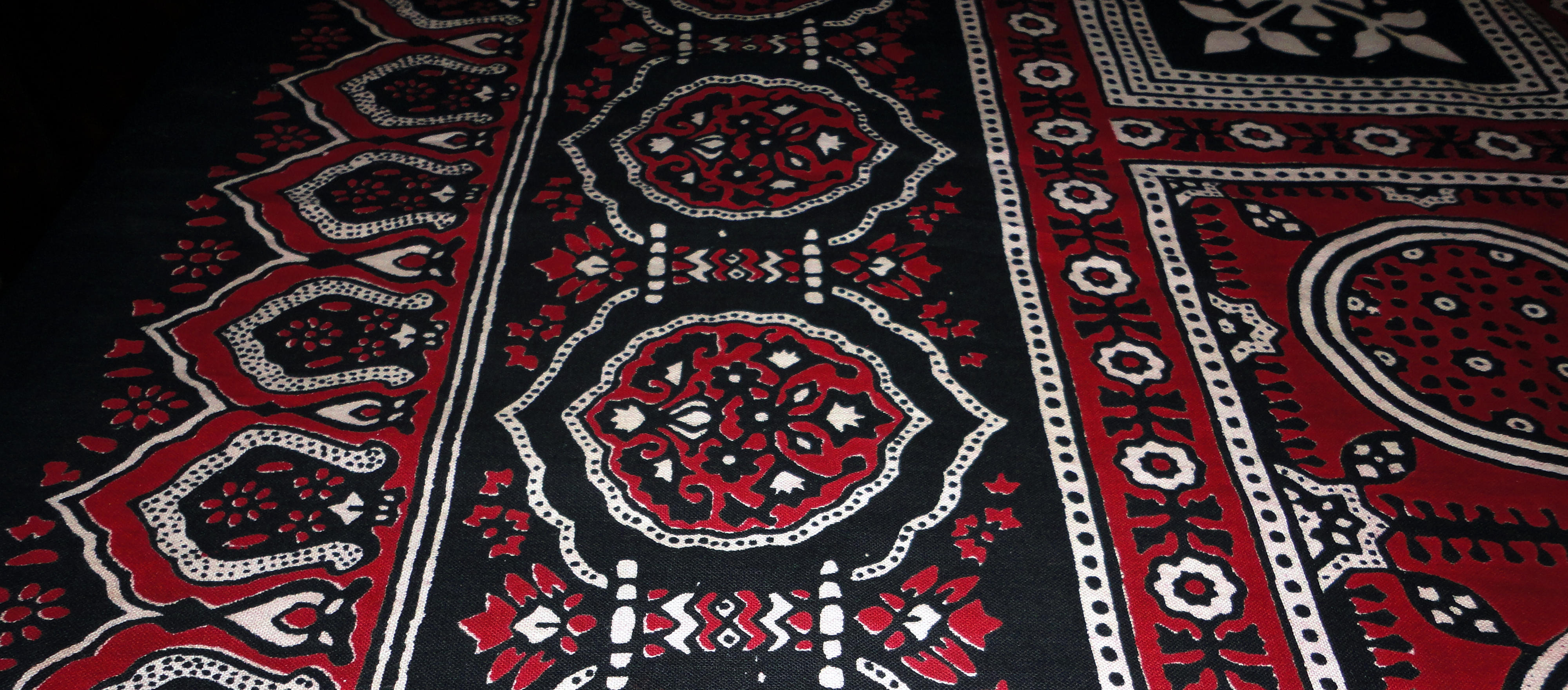 Traditioneller Schal mit Ajrak-Ornament. Ajrak ist eine spezielle Form des Blockdrucks in Pakistan. Schals mit diesem Design zeigen spezielle Muster, die mit Hilfe von Stempeln hergestellt werden.