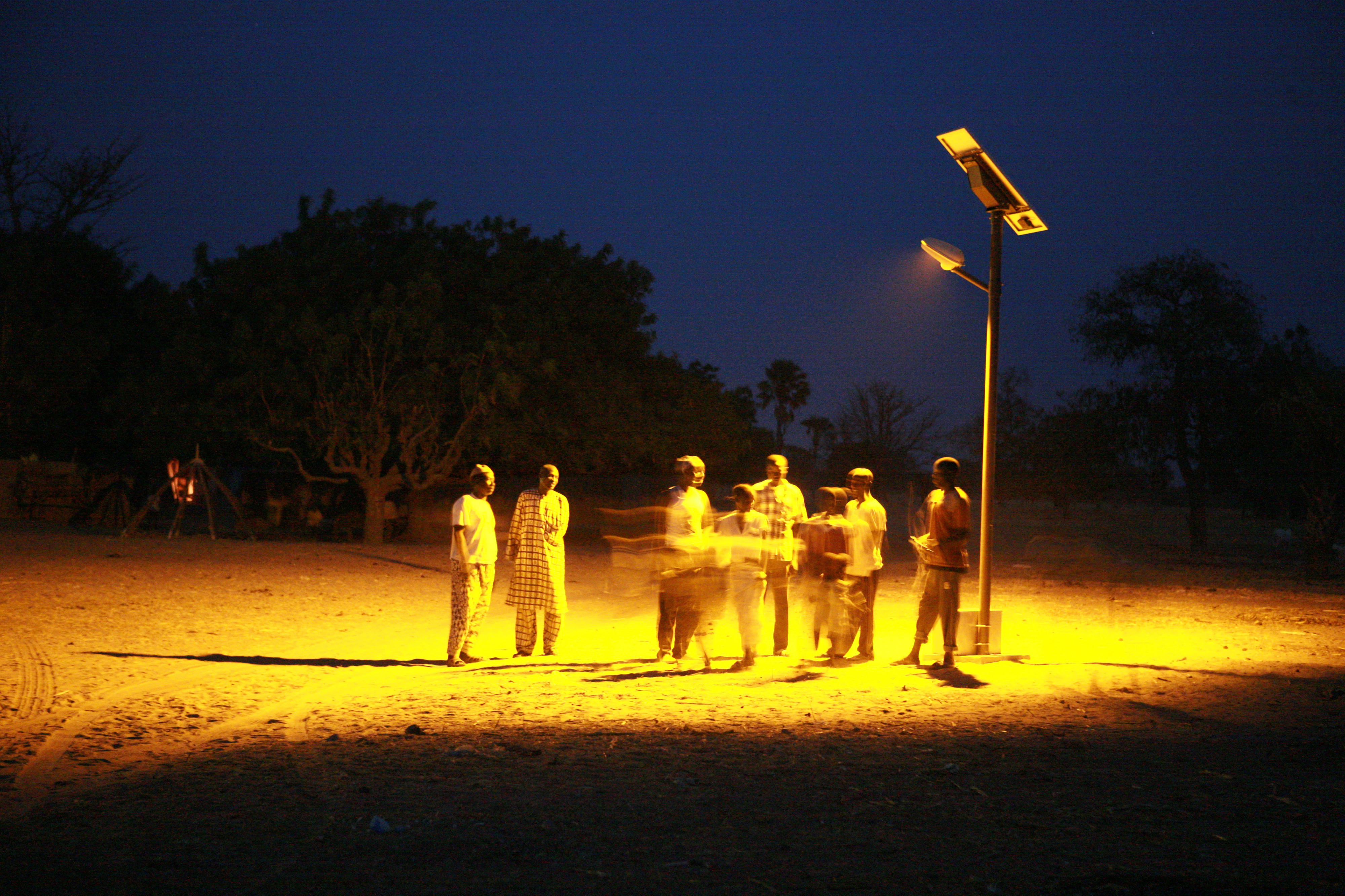 Straßenbeleuchtung durch ein solargetriebenes Mini-Stromnetz in einem Dorf in Senegal