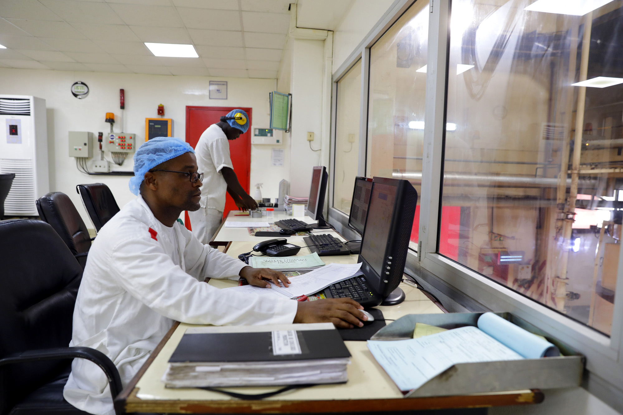  Mitarbeiter in der Kontrollzentrale einer Schokoladenfabrik in Abidjan, Côte d’Ivoire