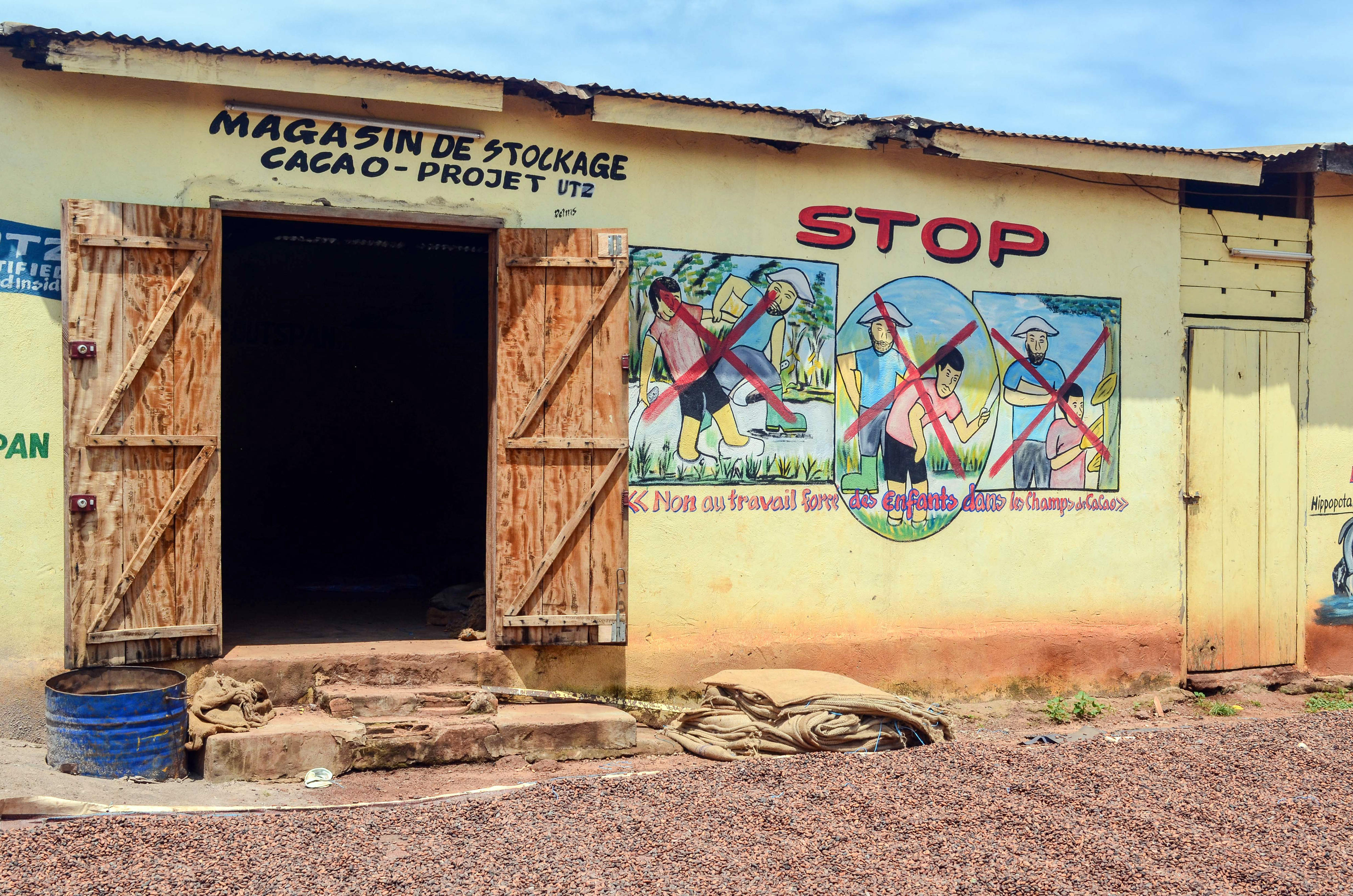 Kinder vor einem Lagergebäude einer Kakao-Kooperative in Côte d’Ivoire
