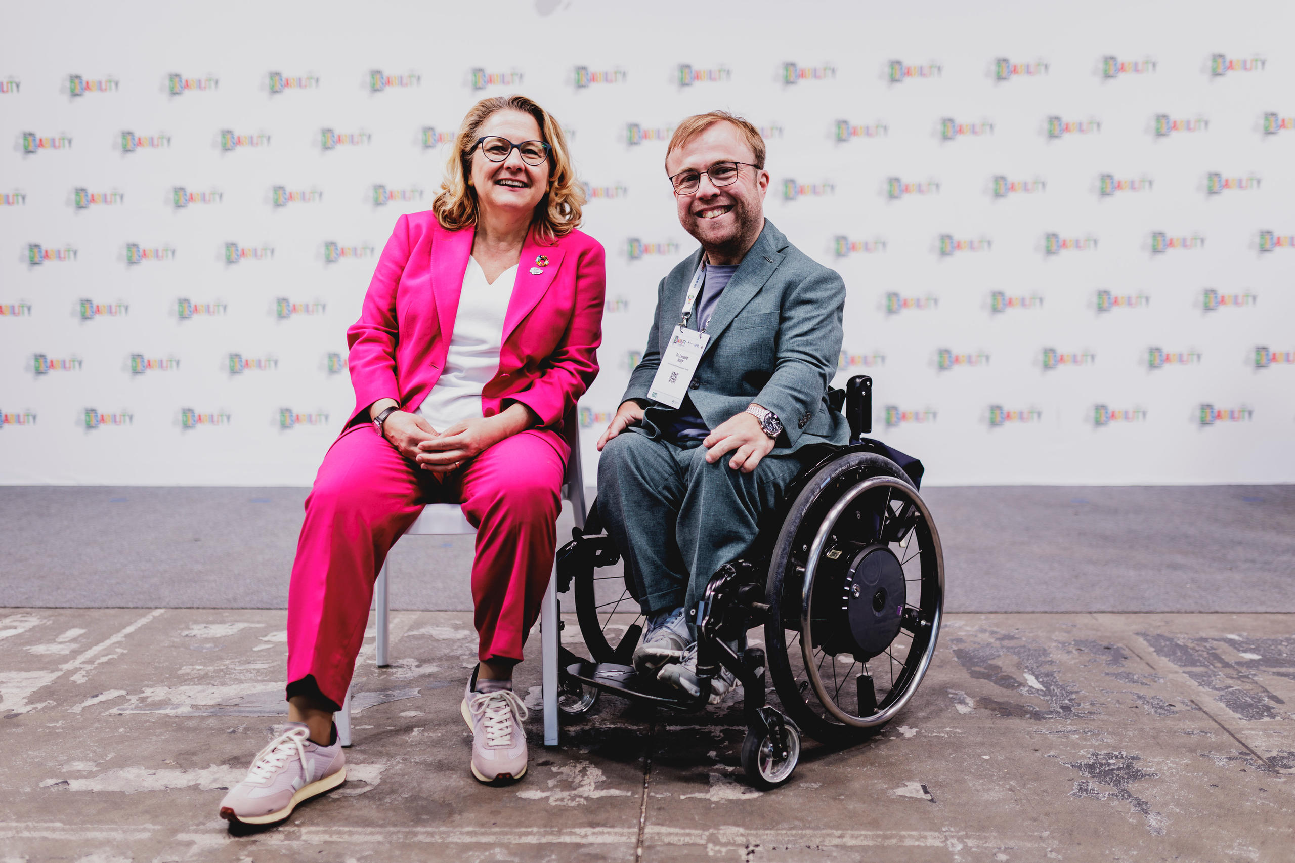 Weltgipfel für Menschen mit Behinderungen in Berlin: Bundesentwicklungsministerin Svenja Schulze und Dr. Leopold Rupp