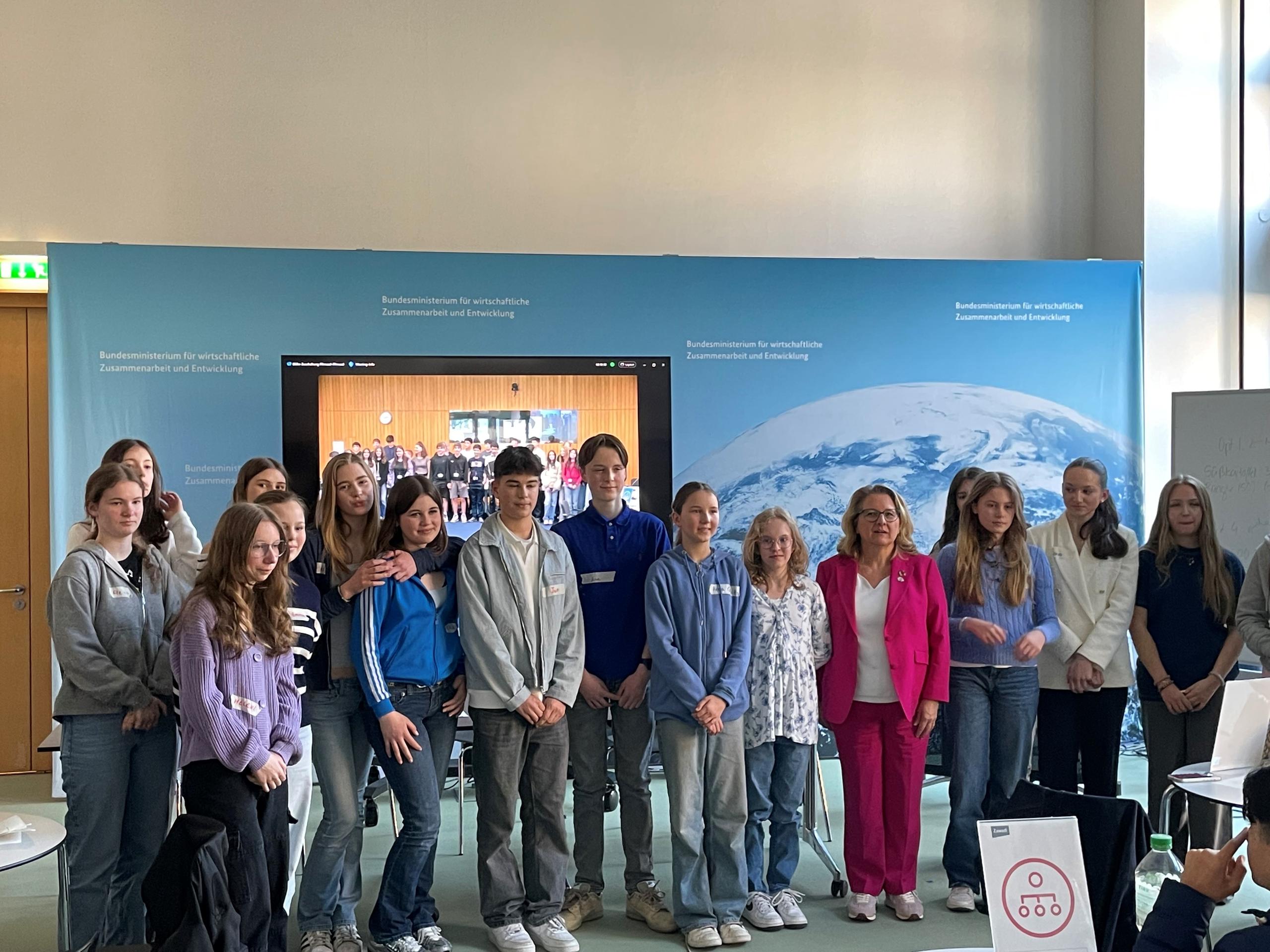 Gruppenfoto der Teilnehmenden am Girls’ und Boys’ Day 2025 im BMZ mit Bundesentwicklungsministerin Svenja Schulze