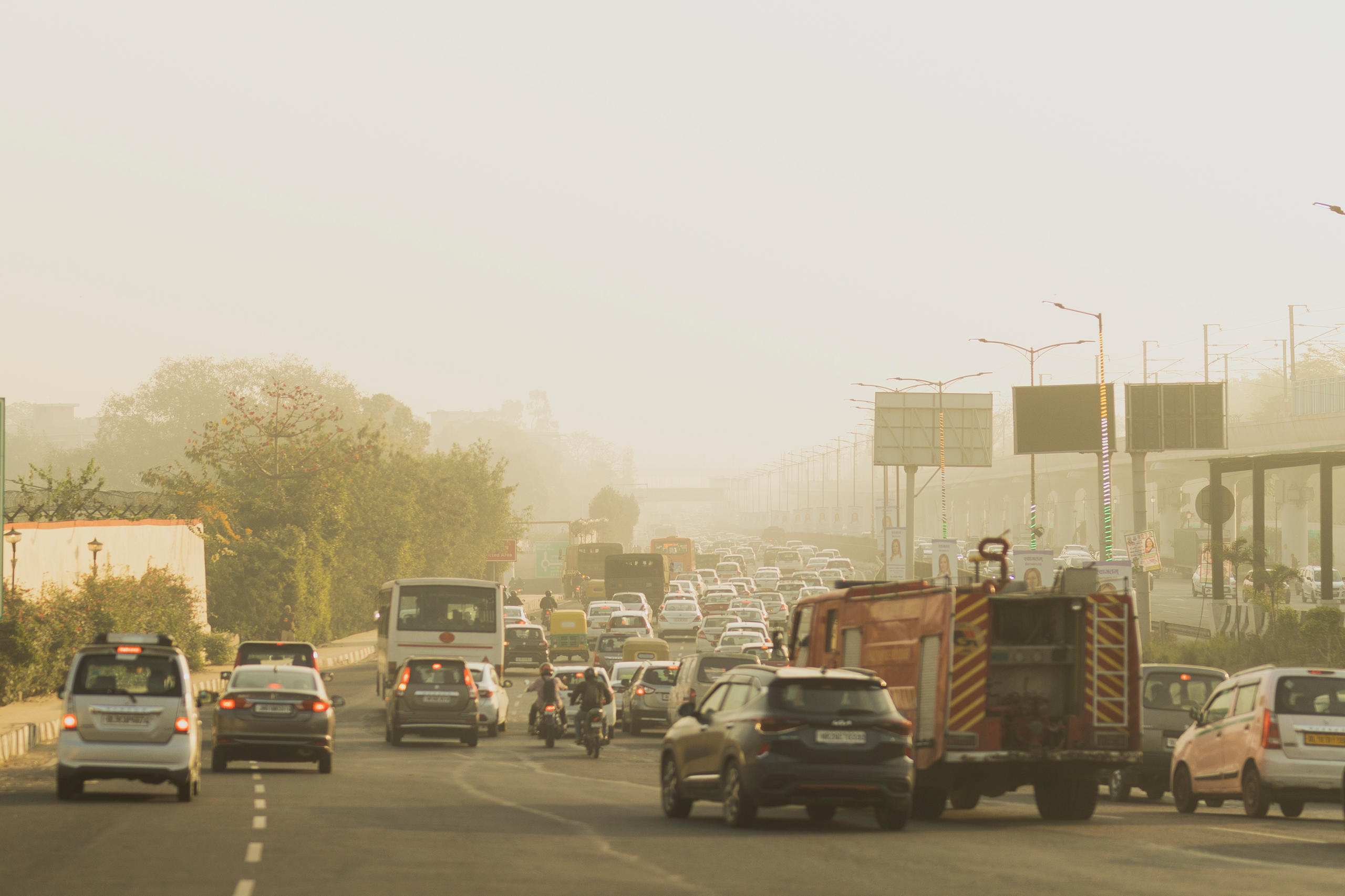 Straßenverkehr in Neu-Delhi