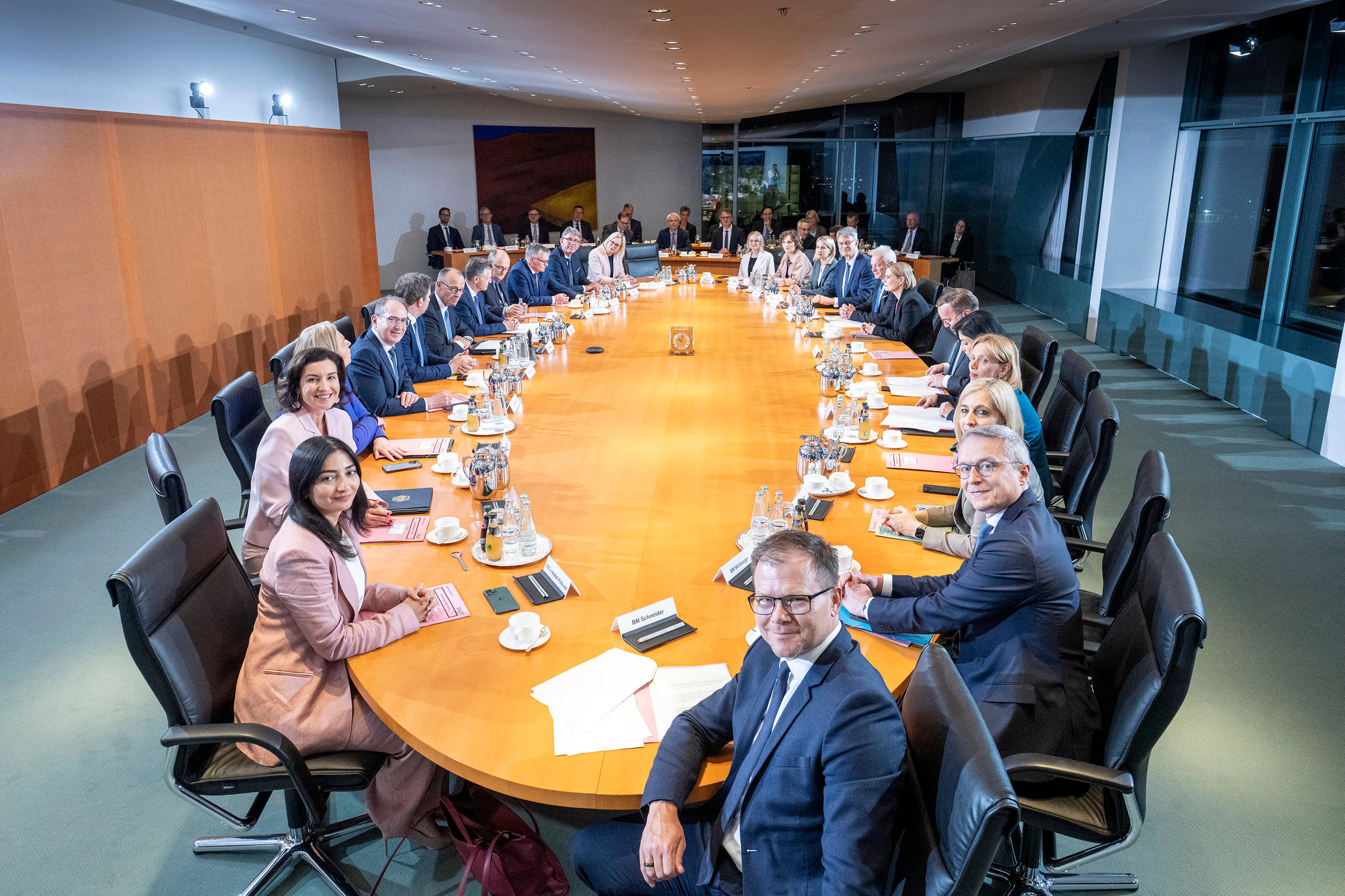 Bundesentwicklungsministerin Reem Alabali-Radovan (vorne links) während der konstituierenden Kabinettssitzung am 6. Mai 2025