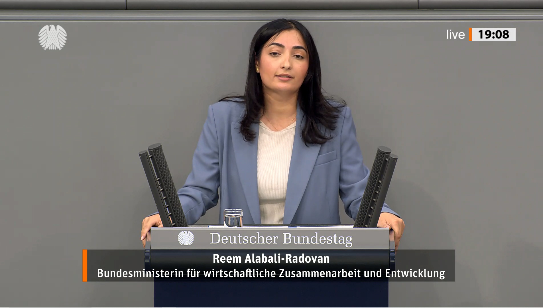 Entwicklungsministerin Reem Alabali-Radovan bei ihrer Rede im Bundestag am 14. Mai 2025