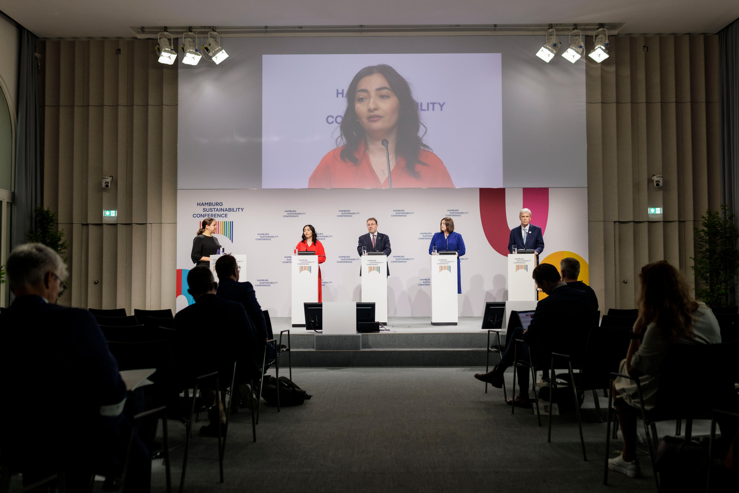 Eröffnungspanel der Hamburg Sustainability Conference 2025, mit Bundesentwicklungsministerin Reem Alabali-Radovan, , Achim Steiner, Leiter des UN-Entwicklungsprogramms UNDP, der Zweiten Bürgermeisterin von Hamburg Katharina Fegebank und Michael Otto, Ehrenvorsitzender des Aufsichtsrats der Otto Group