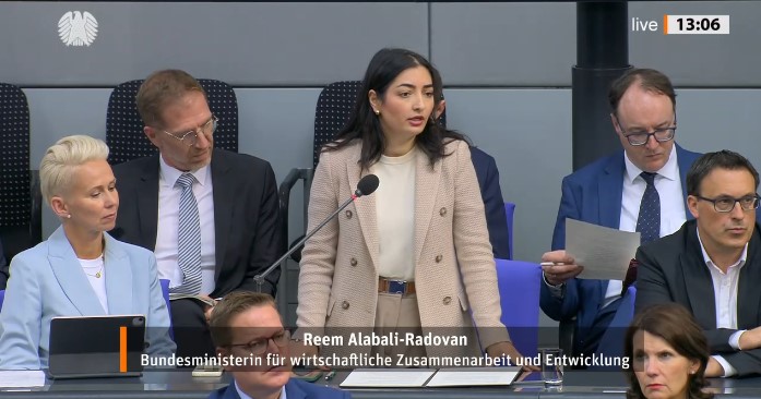 Standbild: Entwicklungsministerin Reem Alabali Radovan bei ihrer Rede im Bundestag am 4. Juni 2025