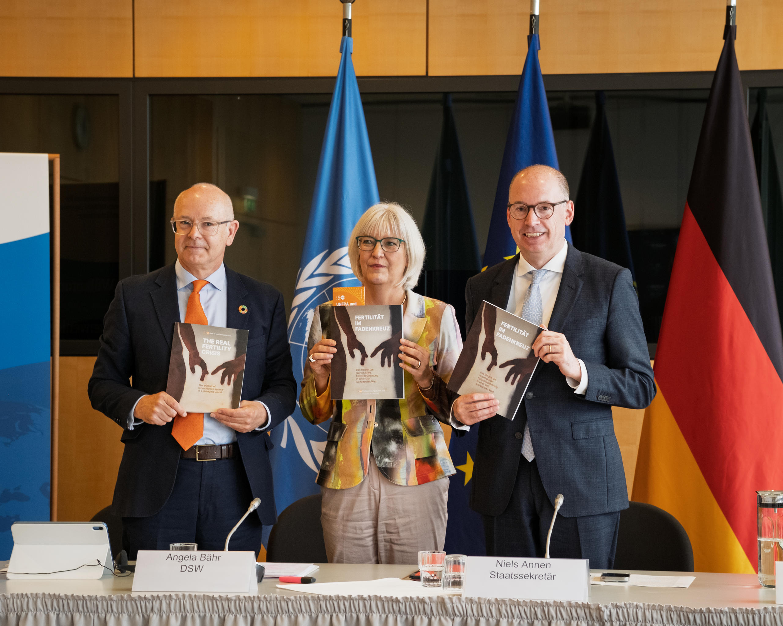 Von links: Ian McFarlane, Direktor für Auswärtige Beziehungen beim UN-Bevölkerungsfonds (UNFPA), Angela Bähr, Vorständin Programme der Deutschen Stiftung Weltbevölkerung (DSW) und Niels Annen, Staatssekretär des Bundesministeriums für wirtschaftliche Zusammenarbeit und Entwicklung, bei der Vorstellung des Weltbevölkerungsberichts 2025