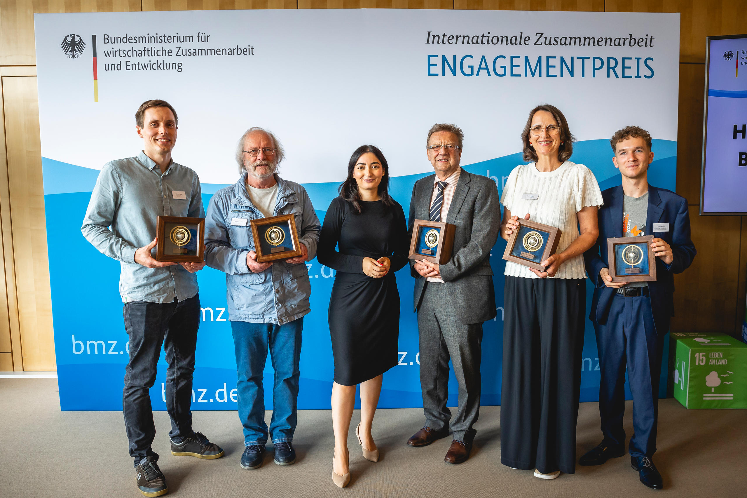 Entwicklungsministerin Reem Alabali Radovan mit den Preisträgerinnen und Preisträgern des 7. BMZ-Engagementpreises.
