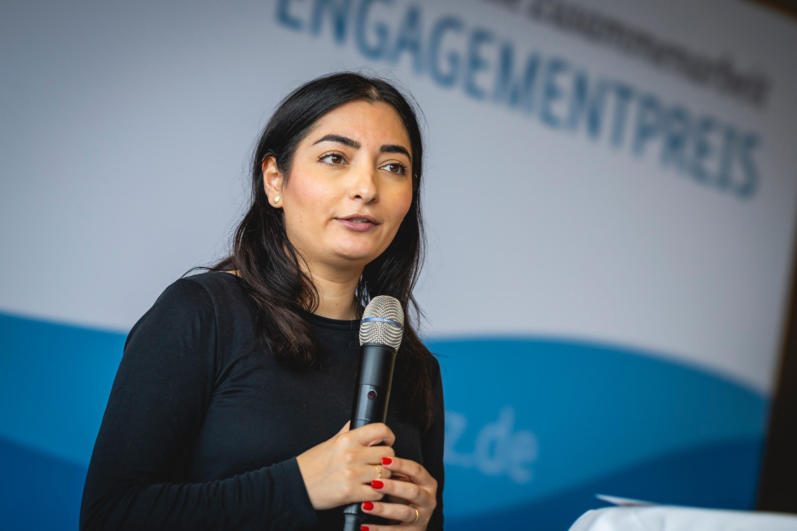 Entwicklungsministerin Reem Alabali Radovan während ihrer Rede zum Engagementabend und zur Engagementpreisverleihung