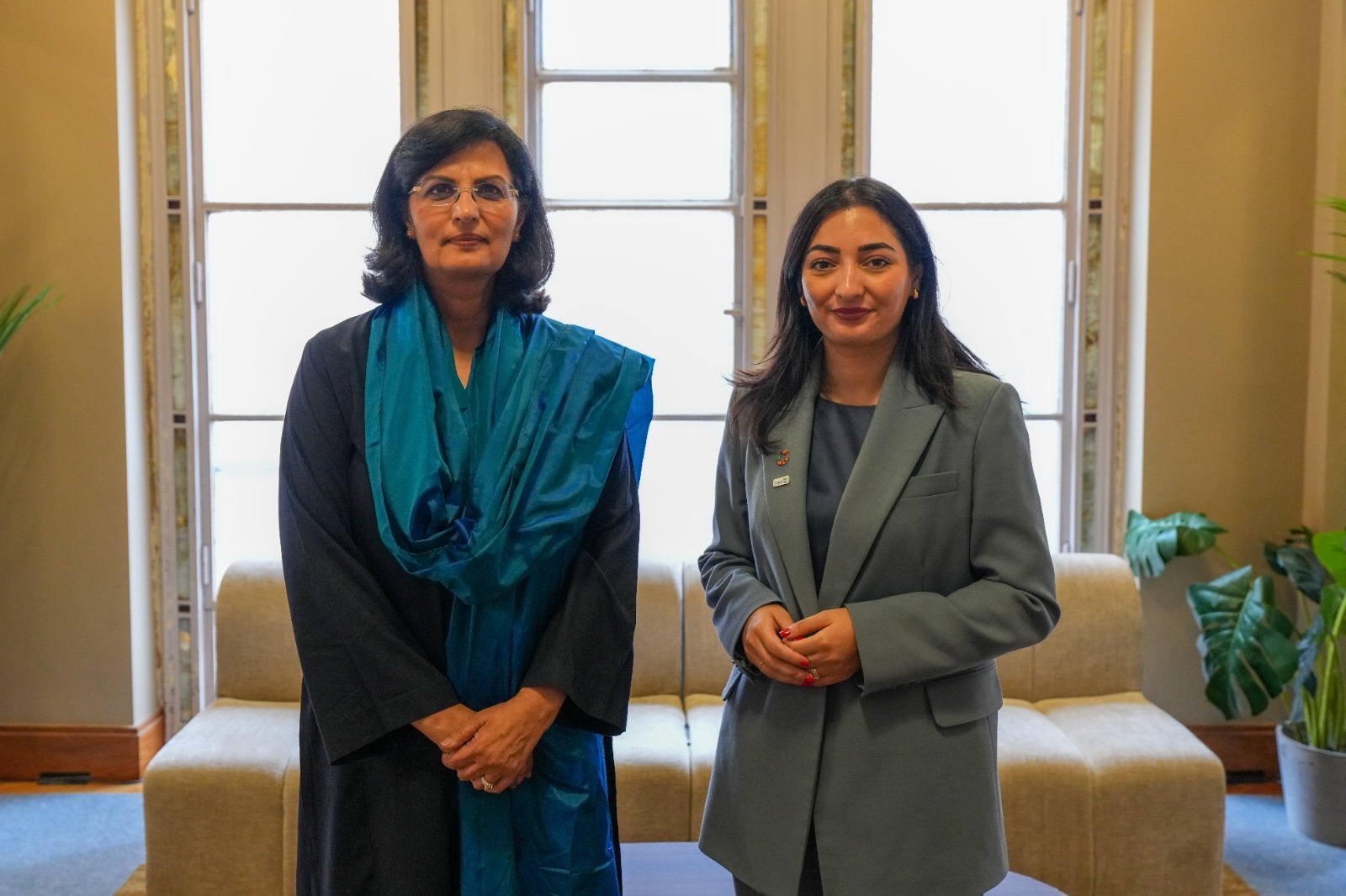 Von links: Sania Nishtar, Geschäftsführerin von Gavi und Bundesentwicklungsministerin Reem Alabali Radovan bei der Wiederauffüllungskonferenz der Impfallianz Gavi in Brüssel