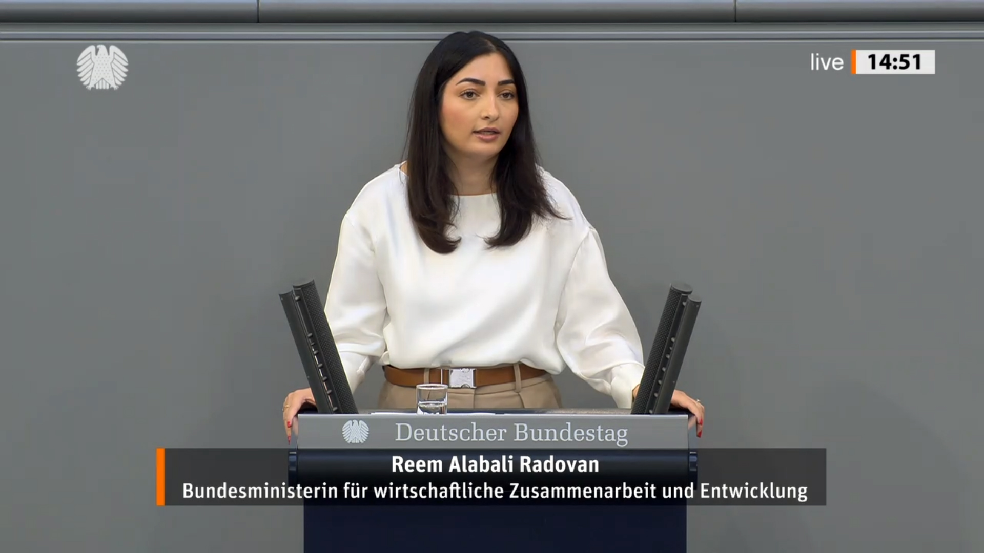 Standbild: Entwicklungsministerin Reem Alabali Radovan bei ihrer Rede im Bundestag am 26. Juni 2025
