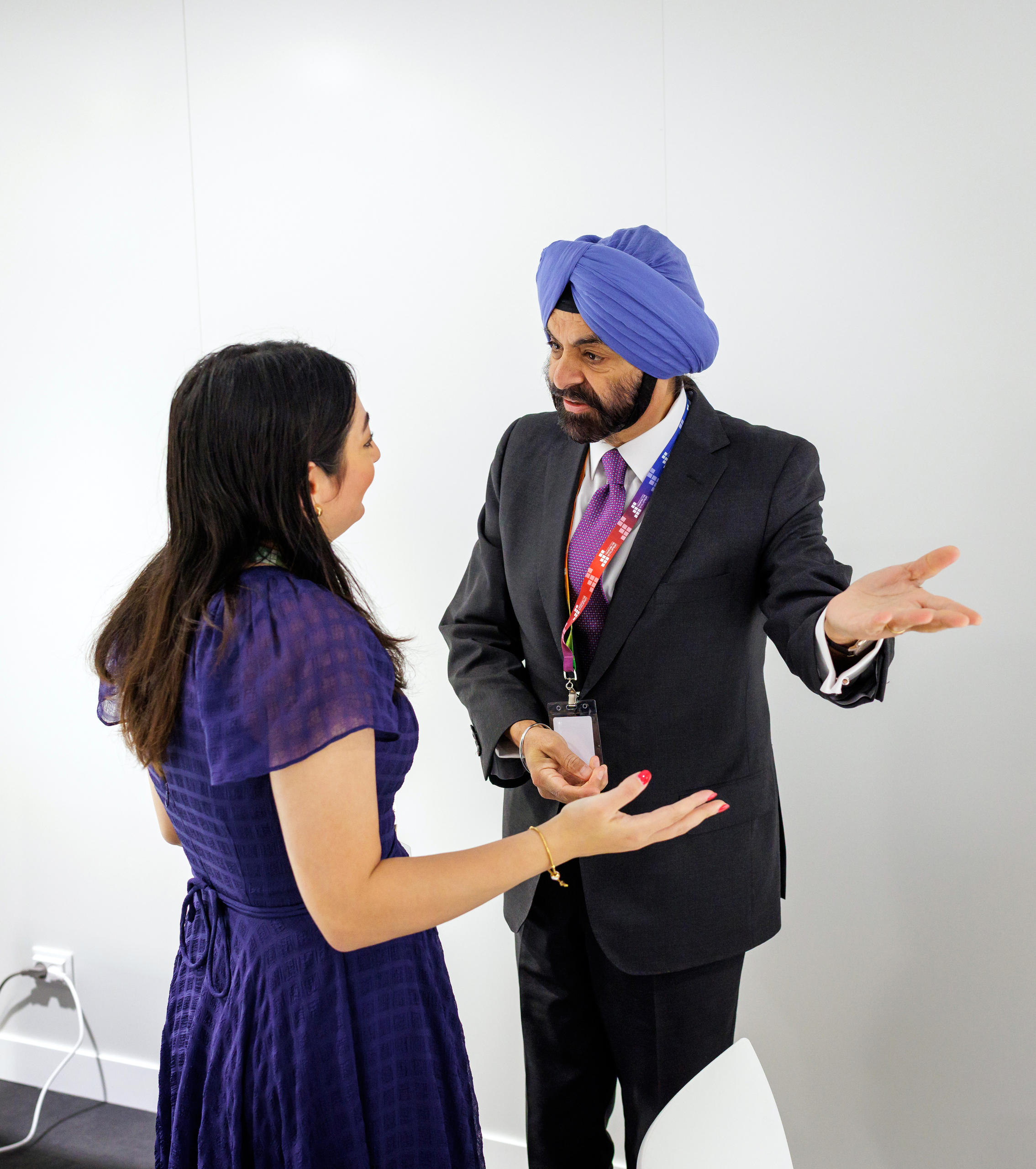 'Bundesministerin Reem Alabali Radovan im Gespräch mit Ajay Banga, Präsident der Weltbank-Gruppe bei der 4. Konferenz der Vereinten Nationen für Entwicklungsfinanzierung in Sevilla