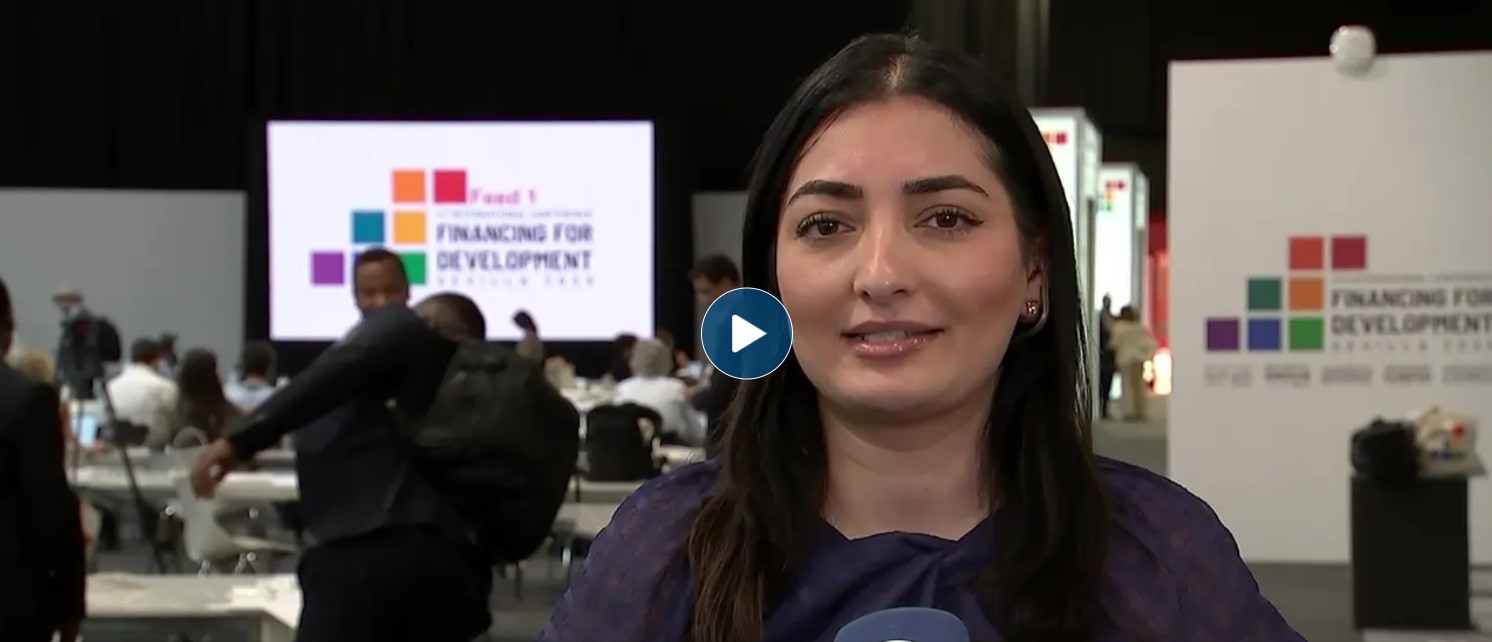 Standbild aus dem Tagesthemen-Interview mit Reem Alabali Radovan während der Konferenz zur Entwicklungsfinanzierung in Sevilla