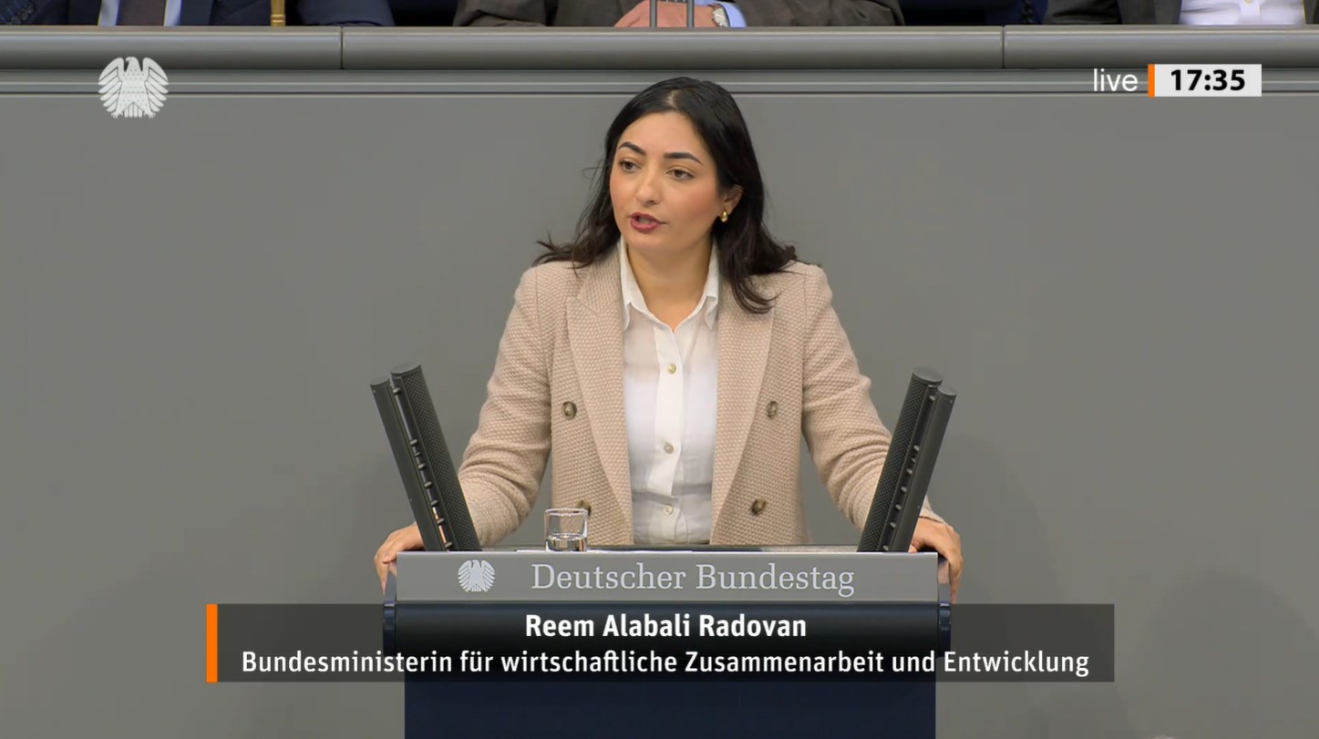 Standbild: Ministerin Reem Alabali Radovan bei ihrer Rede im Bundestag am 9. Juli 2025