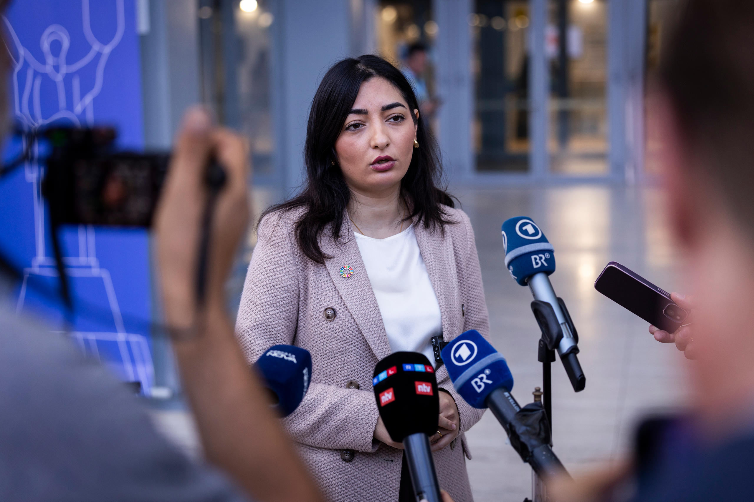 Bundesentwicklungsministerin Reem Alabali Radovan im Gespräch mit Journalistinnen und Journalisten vor Beginn der Ukraine-Wiederaufbaukonferenz