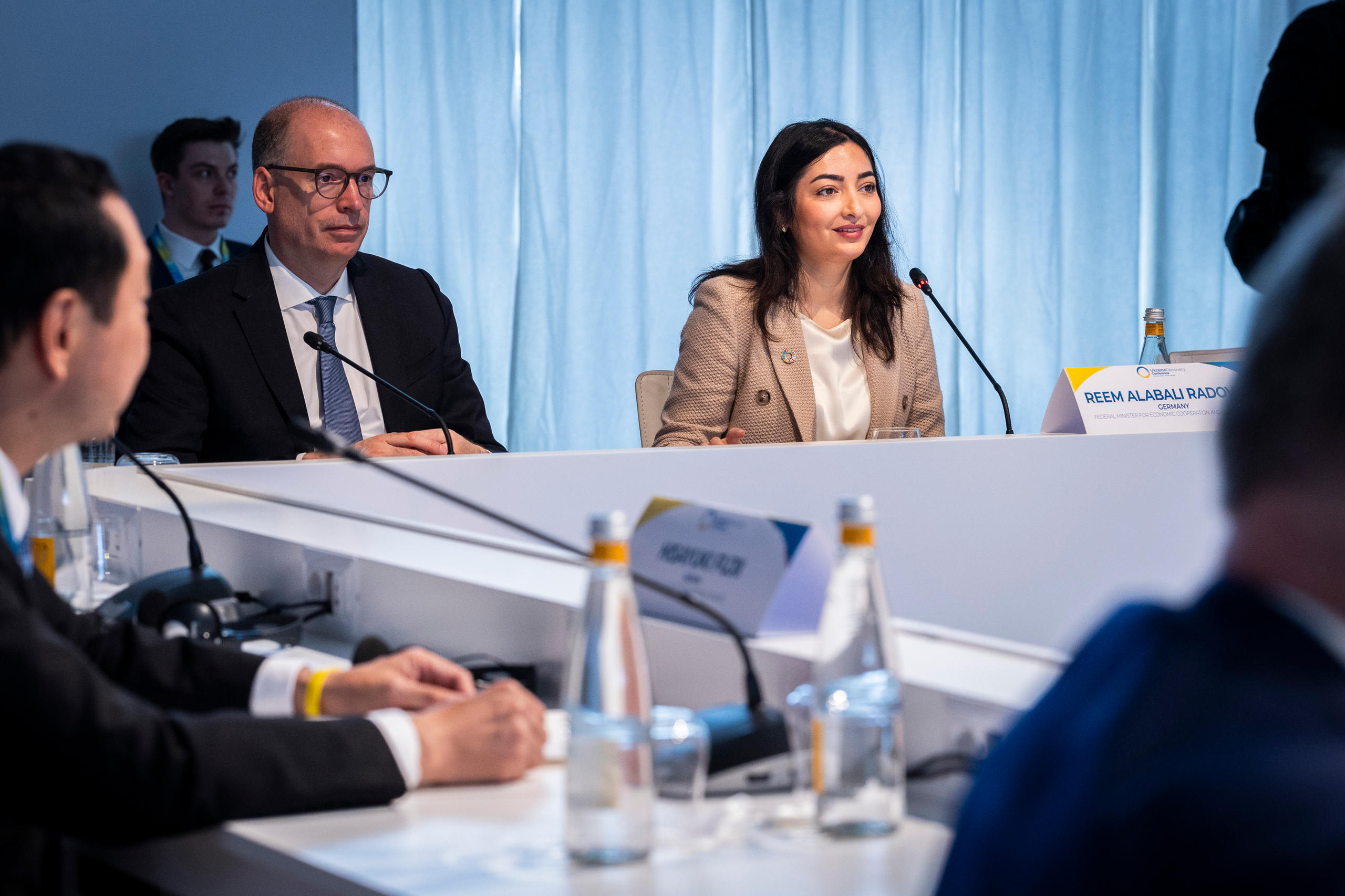 Bundesentwicklungsministerin Reem Alabali Radovan und BMZ-Staatssekretär Niels Annen während der Ukraine-Wiederaufbaukonferenz (URC) in Rom