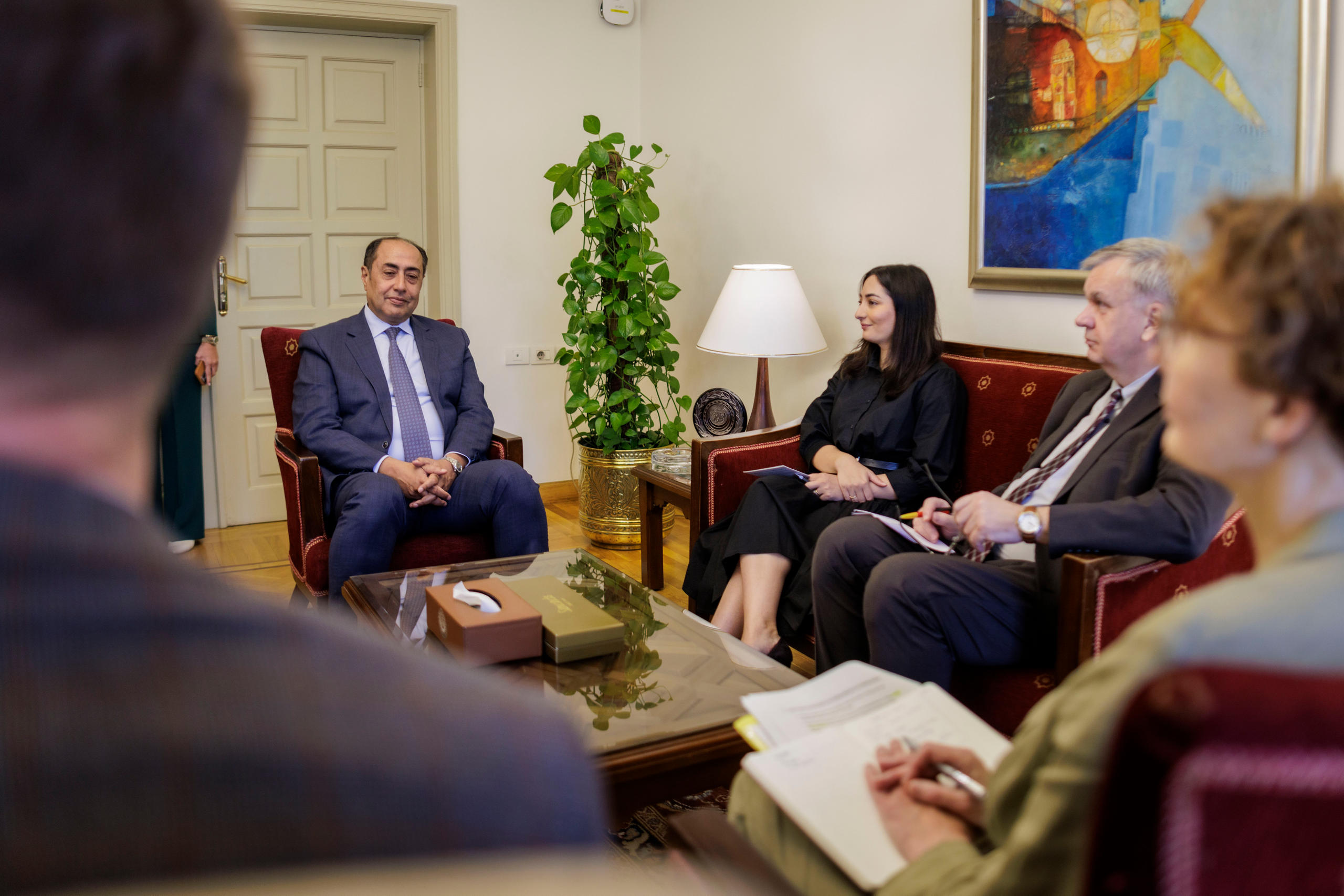 Bundesentwicklungsministerin Reem Alabali Radovan in Kairo im Gespräch mit dem stellvertretenden Generalsekretär der Arabischen Liga, Hossam Zaki
