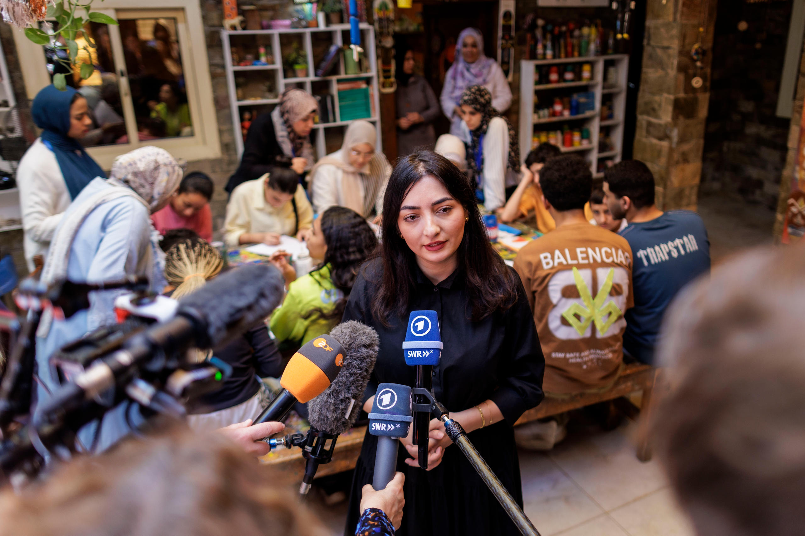 Bundesentwicklungsministerin Reem Alabali Radovan im Gespräch mit Journalisten