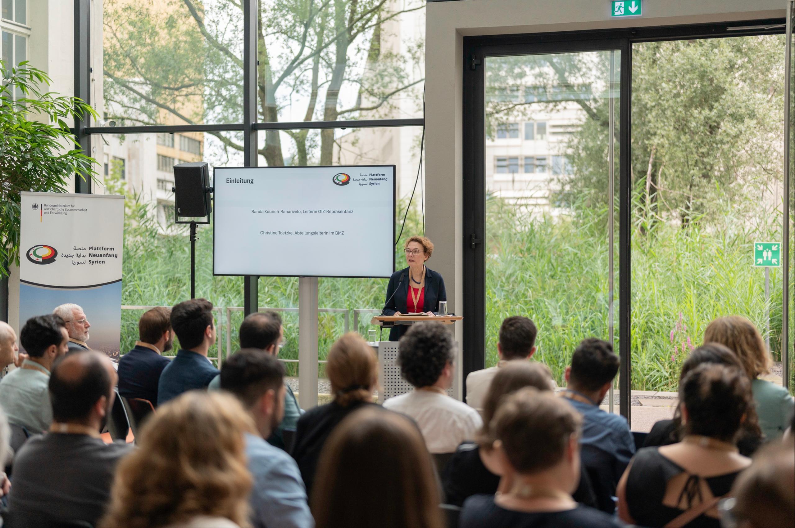 Christine Toetzke, Abteilungsleiterin im BMZ, begrüßte die Teilnehmenden beim ersten Präsenztreffen der Plattform „Neuanfang für Syrien“ in Berlin.