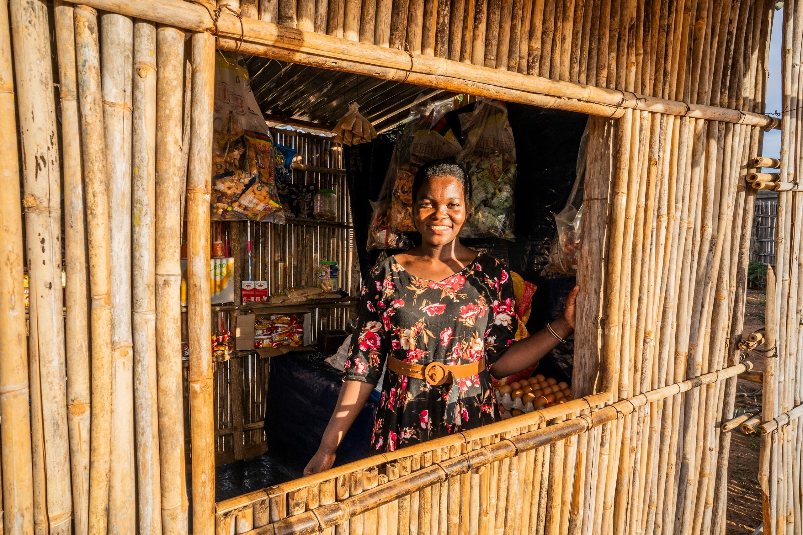Bertina flüchtete 2021 vor einem bewaffneten Angriff auf Palma, Cabo Delgado, nach Metuge. Sie wurde dabei unterstützt, wie in ihrer Heimat einen Verkaufsstand aufzubauen. Das Bild zeigt sie am Ende ihres Arbeitstages.