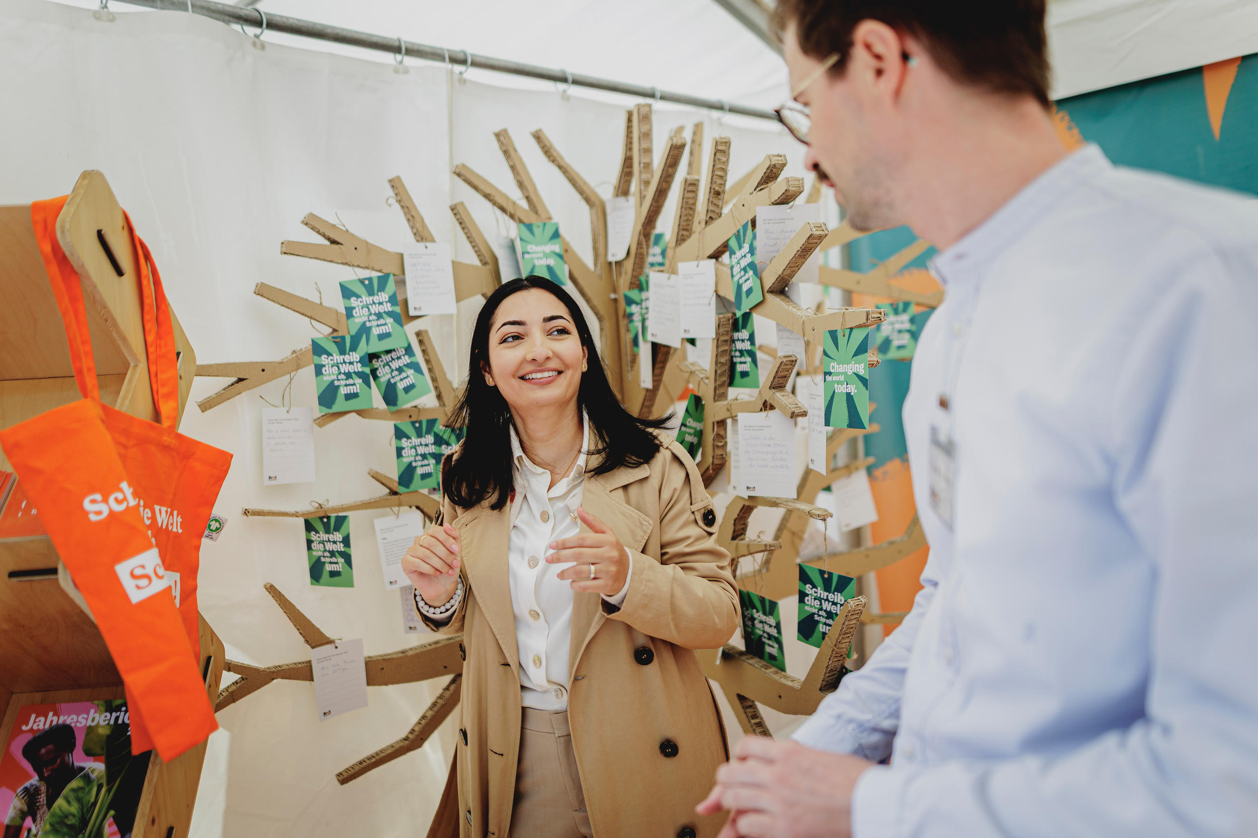 Reem Alabali Radovan am Stand von Brot für die Welt 