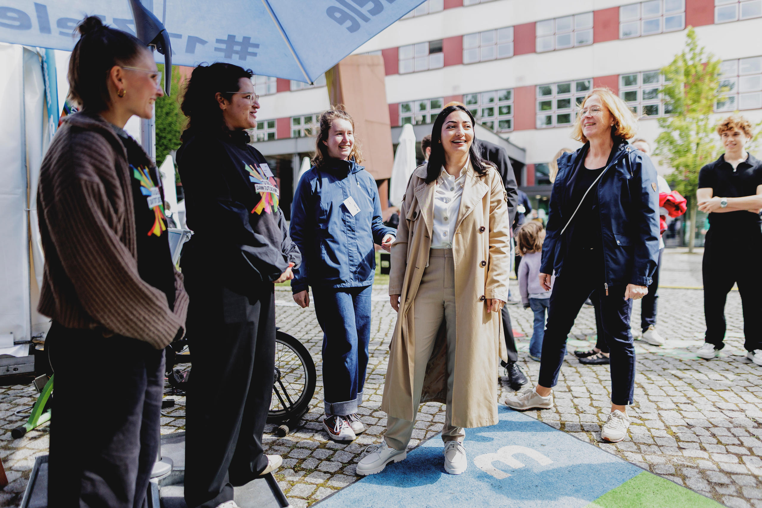 Ministerin Reem Alabali Radovan im Gespräch mit Vertreterinnen von BMZ-Partnerorganisationen