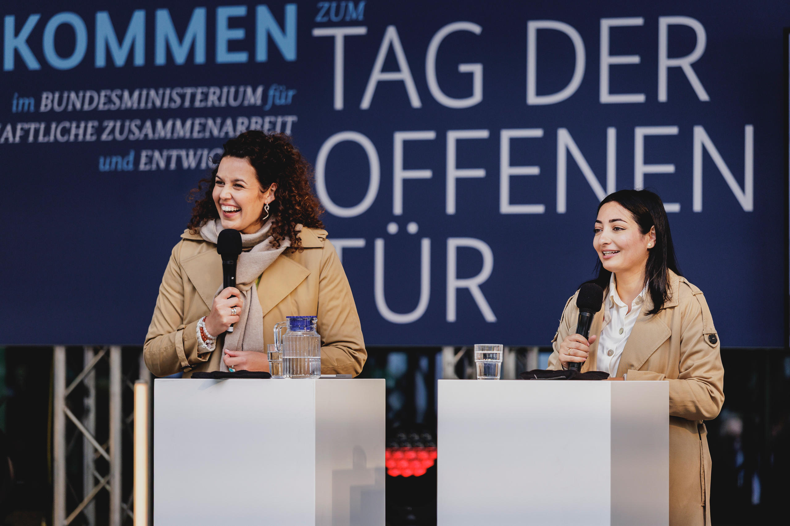23. August: Bundesentwicklungsministerin Reem Alabali Radovan und die Moderatorin Katie Gallus begrüßen die Bürgerinnen und Bürger beim Tag der offenen Tür im Bundesministerium für wirtschaftliche Zusammenarbeit und Entwicklung (BMZ) in Berlin.