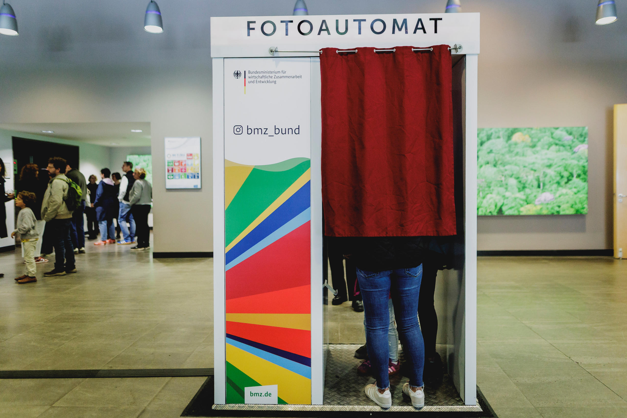 Bei den Besucherinnen und Besuchern beliebt: der BMZ-Fotoautomat im Foyer des Ministeriums