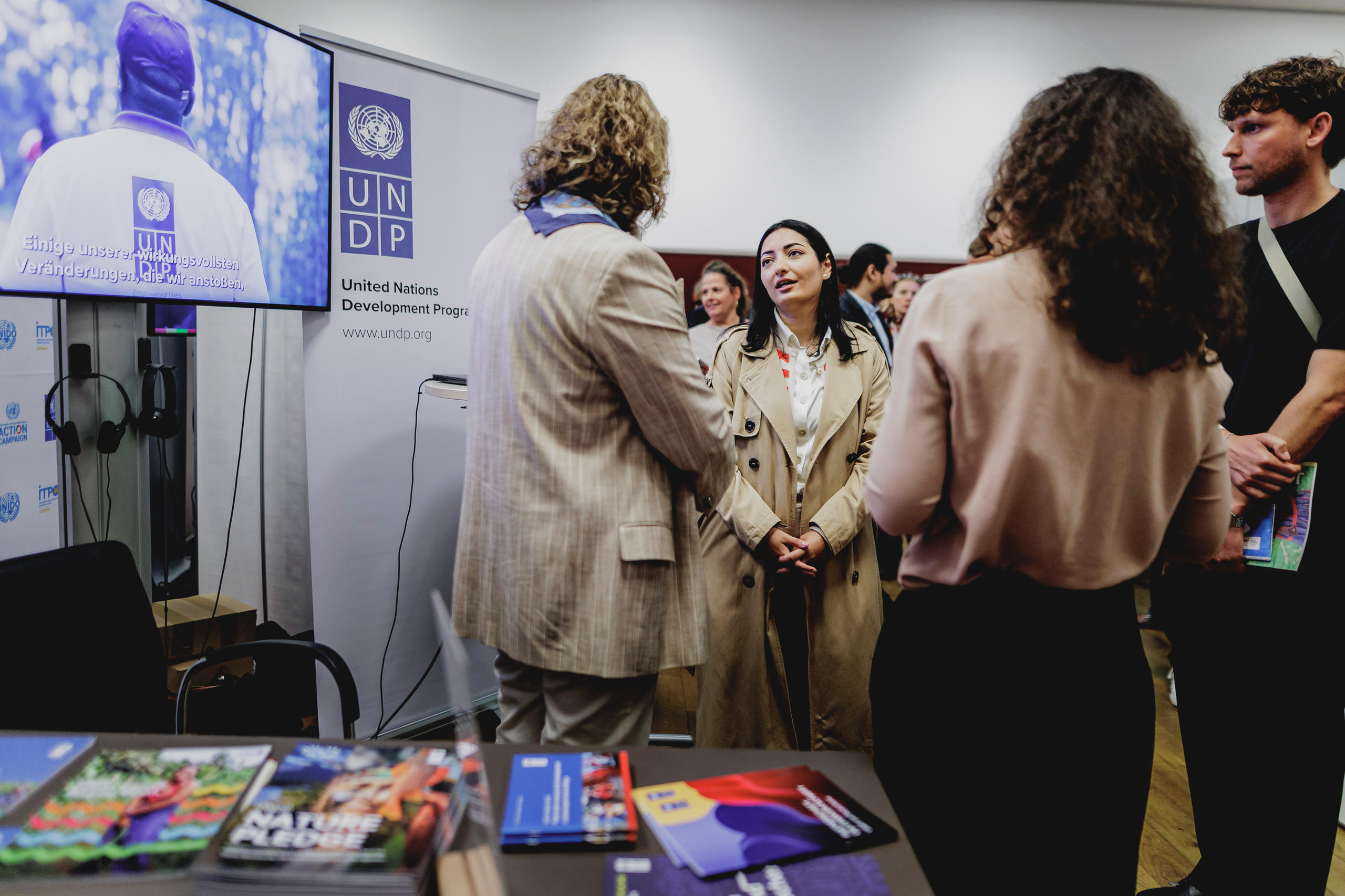Reem Alabali Radovan im Gespräch am Stand des Entwicklungsprogramms der Vereinten Nationen (UNDP)
