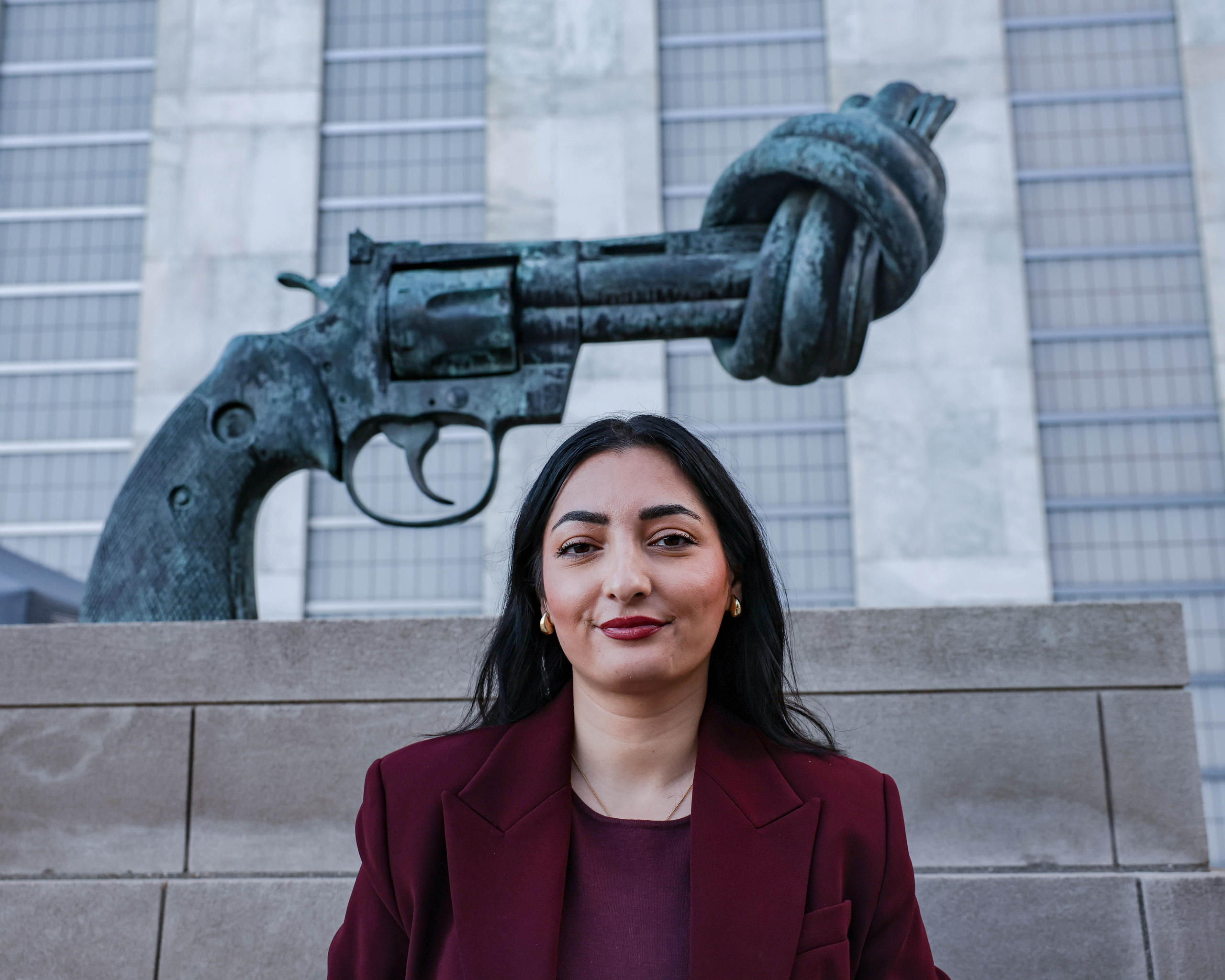 Entwicklungsministerin Reem Alabali Radovan vor der "The Knotted Gun" Skulptur in New York