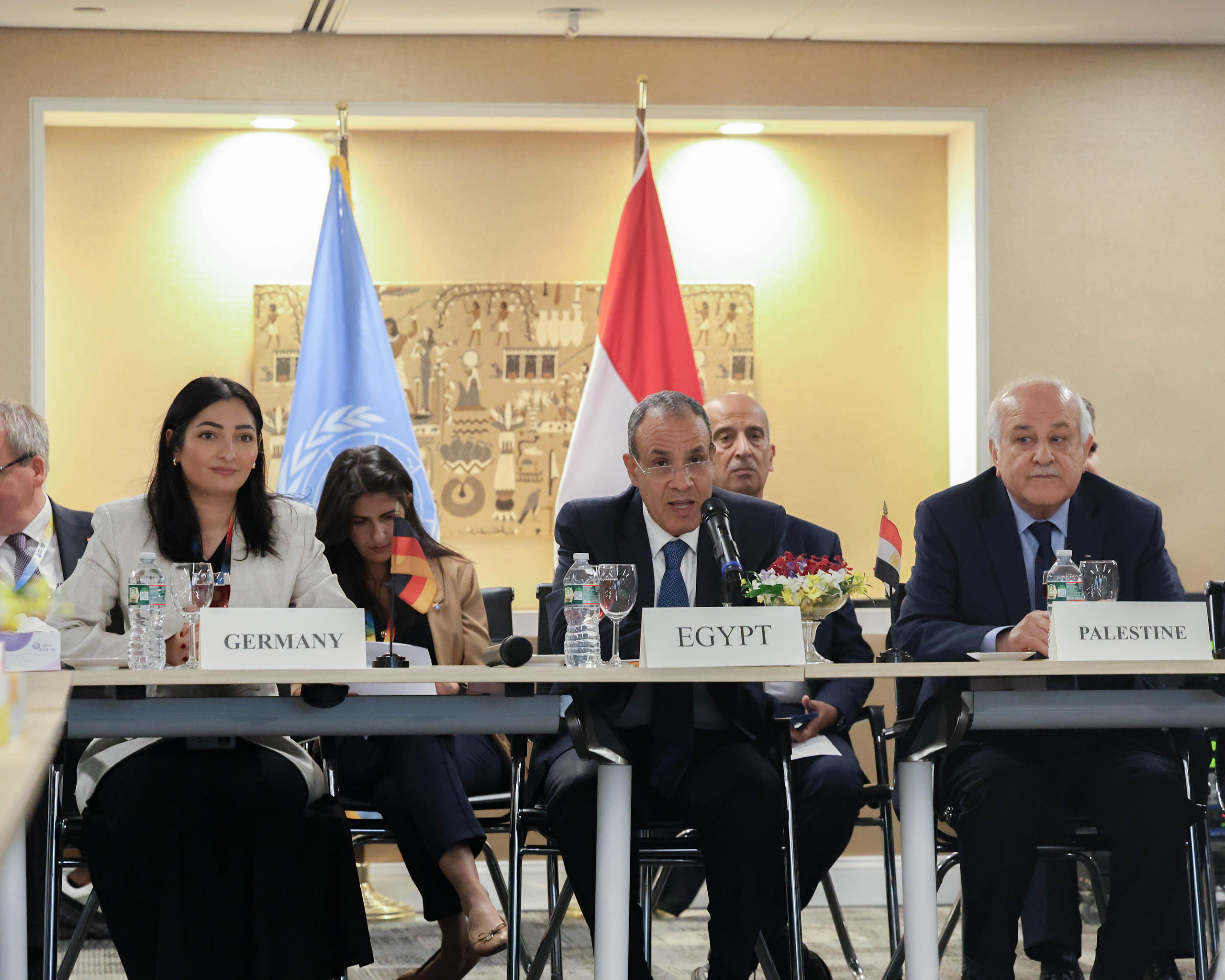 Entwicklungsministerin Reem Alabali Radovan neben dem ägyptischen und palästinensischen Vertreter 