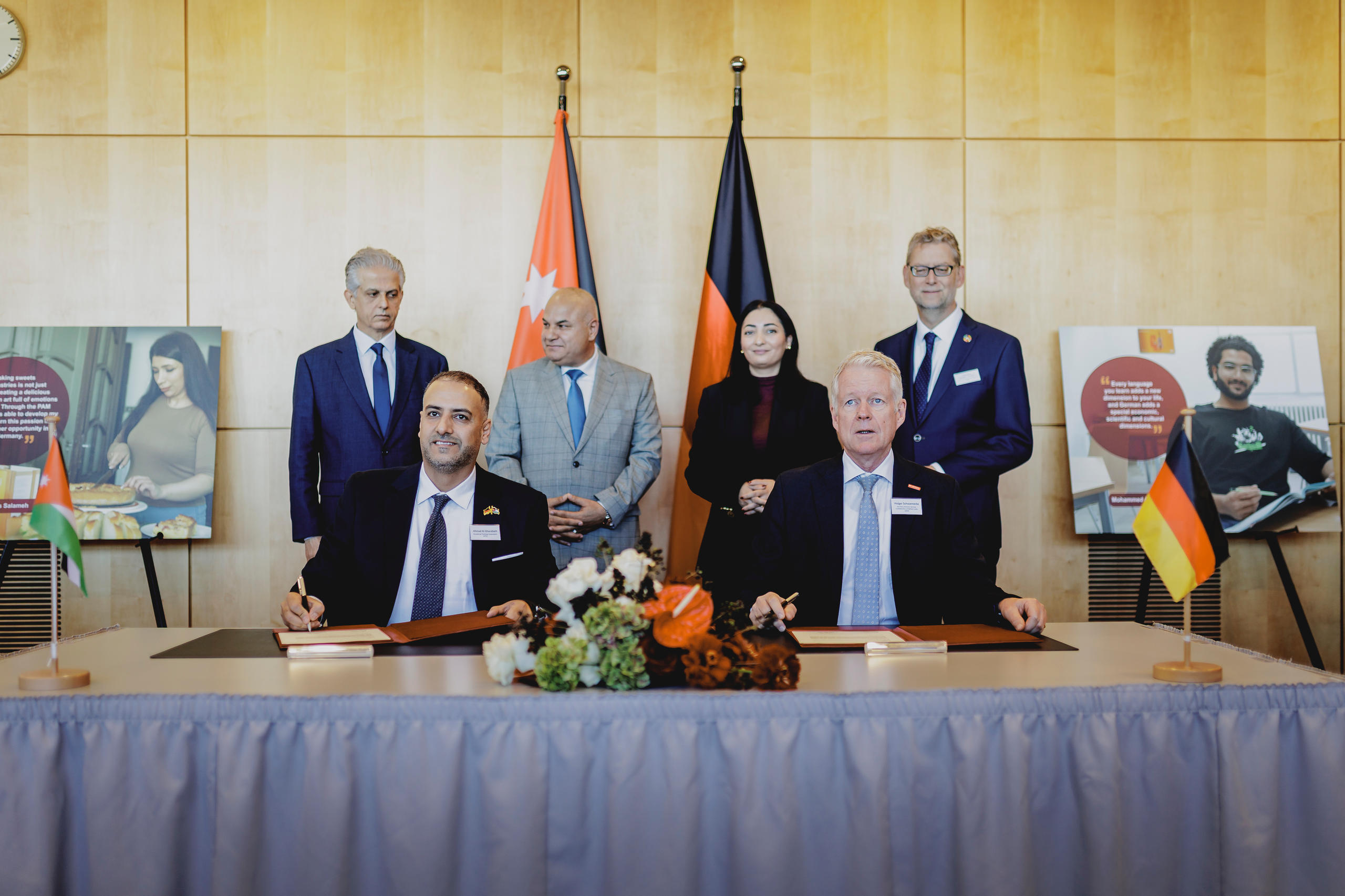 Bundesentwicklungsministerin Reem Alabali-Radovan unterzeichnet gemeinsam mit Jordaniens Arbeitsminister Khaled Albakkar, dem jordanischen Botschafter Fayiz Khouri sowie Vertretern des deutschen Handwerks eine Absichtserklärung.