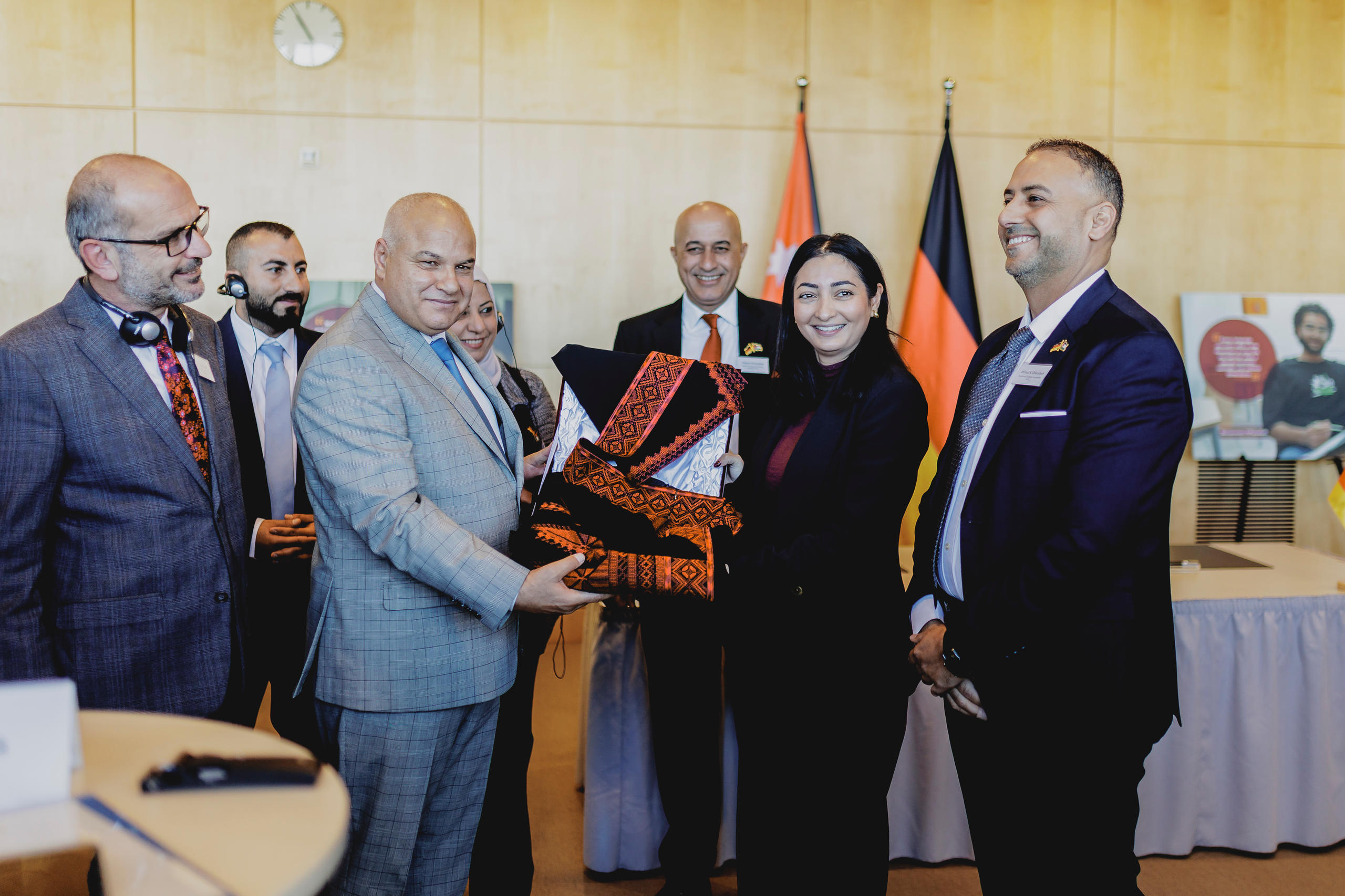 Entwicklungsministerin Reem Alabali-Radovan überreicht Jordaniens Arbeitsminister Khaled Al-Bakkar ein Geschenk.