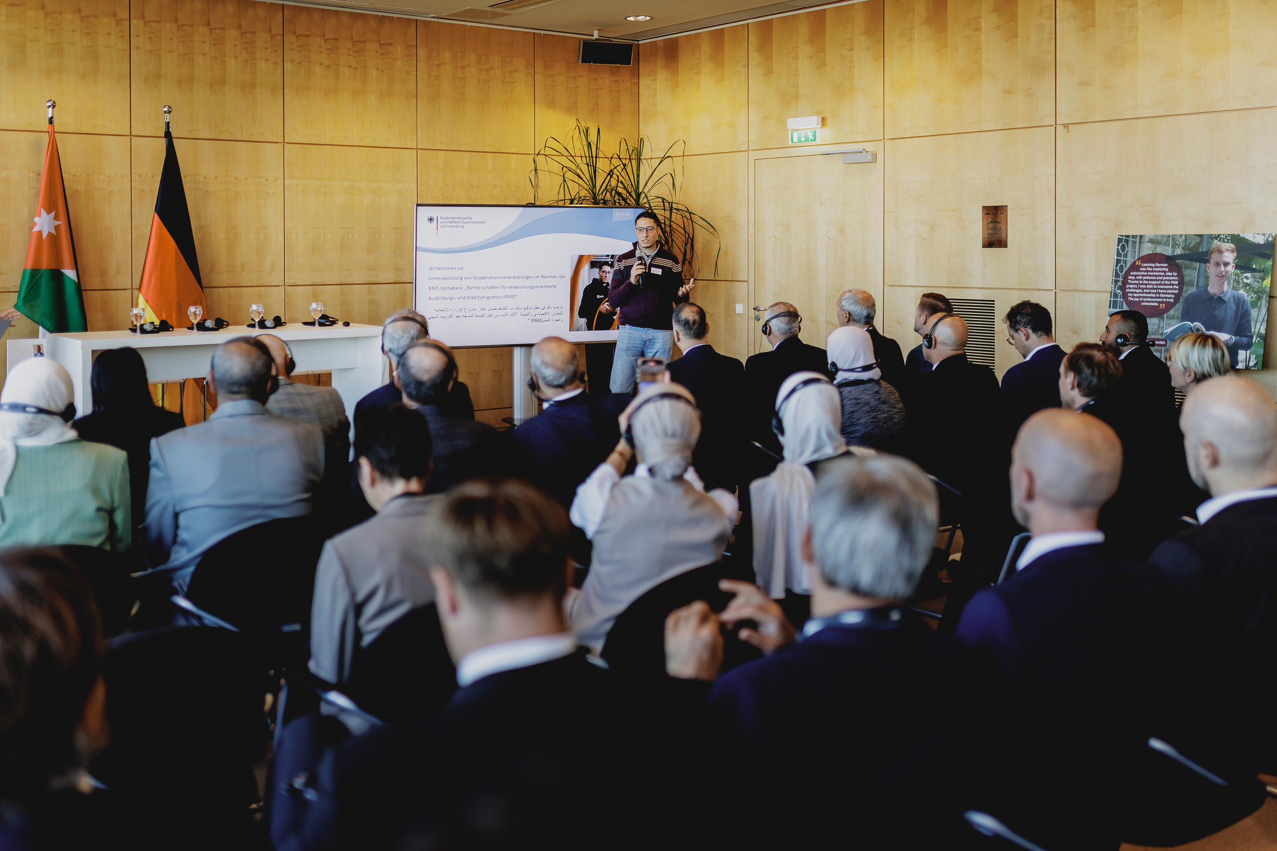 Panel im Rahmen des Pilotvorhabens „Partnerschaften für entwicklungsorientierte Ausbildungs- und Arbeitsmigration“ (PAM), bei dem das BMZ und Jordanien ihre Zusammenarbeit vereinbarten.