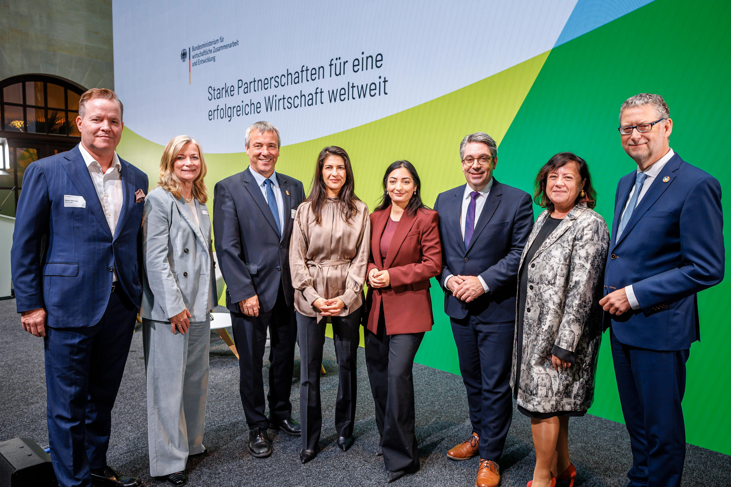 Oliver Hermes, Präsident & Global CEO der WILO Gruppe, Christiane Laibach, Vorstandsmitglied der KfW Bankengruppe, Johann Saathoff, Parlamentarischer Staatssekretär im BMZ, Serap Güler, Staatsministerin im Auswärtigen Amt, Reem Alabali Radovan, Bundesministerin im BMZ, Stefan Rouenhoff, Parlamentarischer Staatssekretär im BMWi, Dr. Bärbel Kofler, Parlamentarische Staatssekretärin im BMZ, und Thorsten Schäfer-Gümbel, Vorstandssprecher der GIZ.