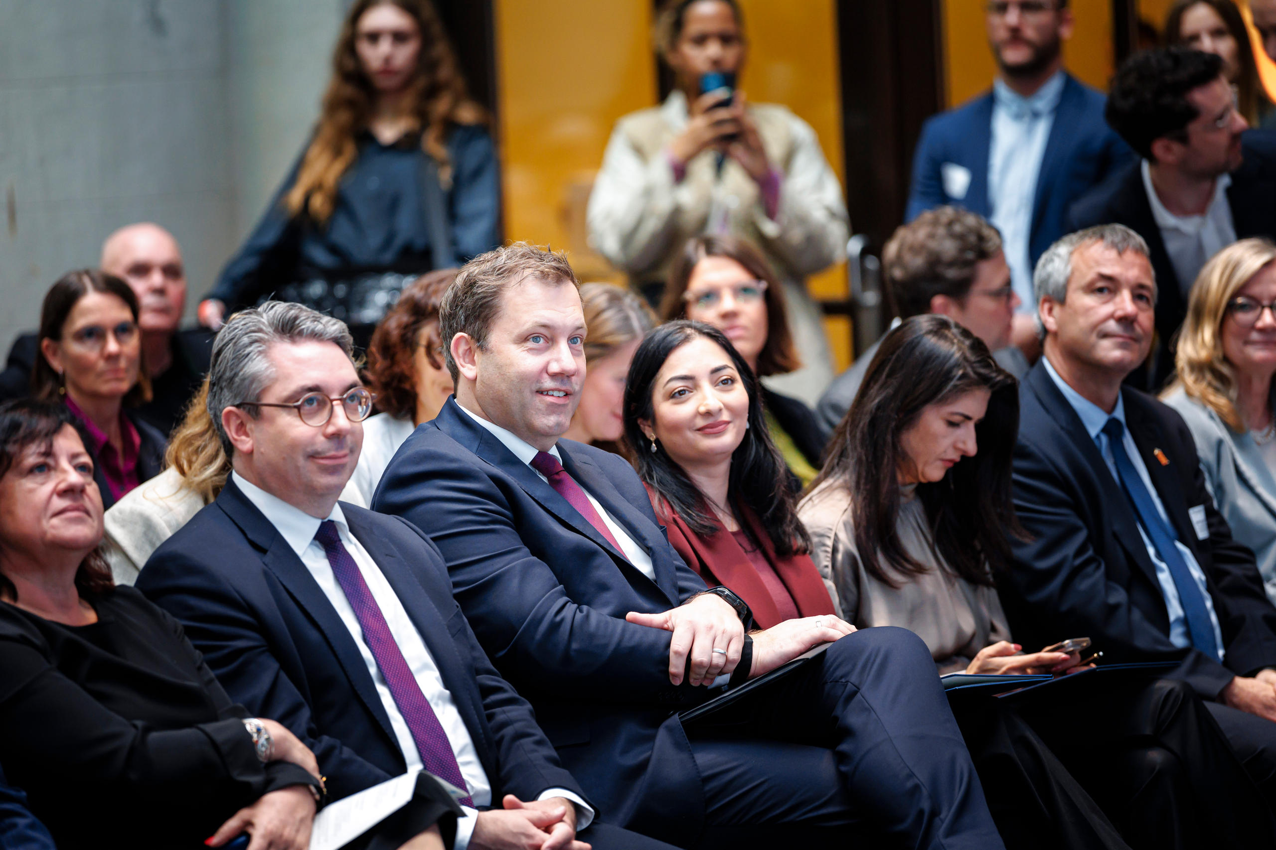 Lars Klingbeil, Bundesfinanzminister, und Reem Alabali Radovan, Bundesministerin für wirtschaftliche Zusammenarbeit und Entwicklung, bei der Vorstellung des Aktionsplans für eine stärkere Einbindung der deutschen Wirtschaft in die Entwicklungszusammenarbeit in Berlin.