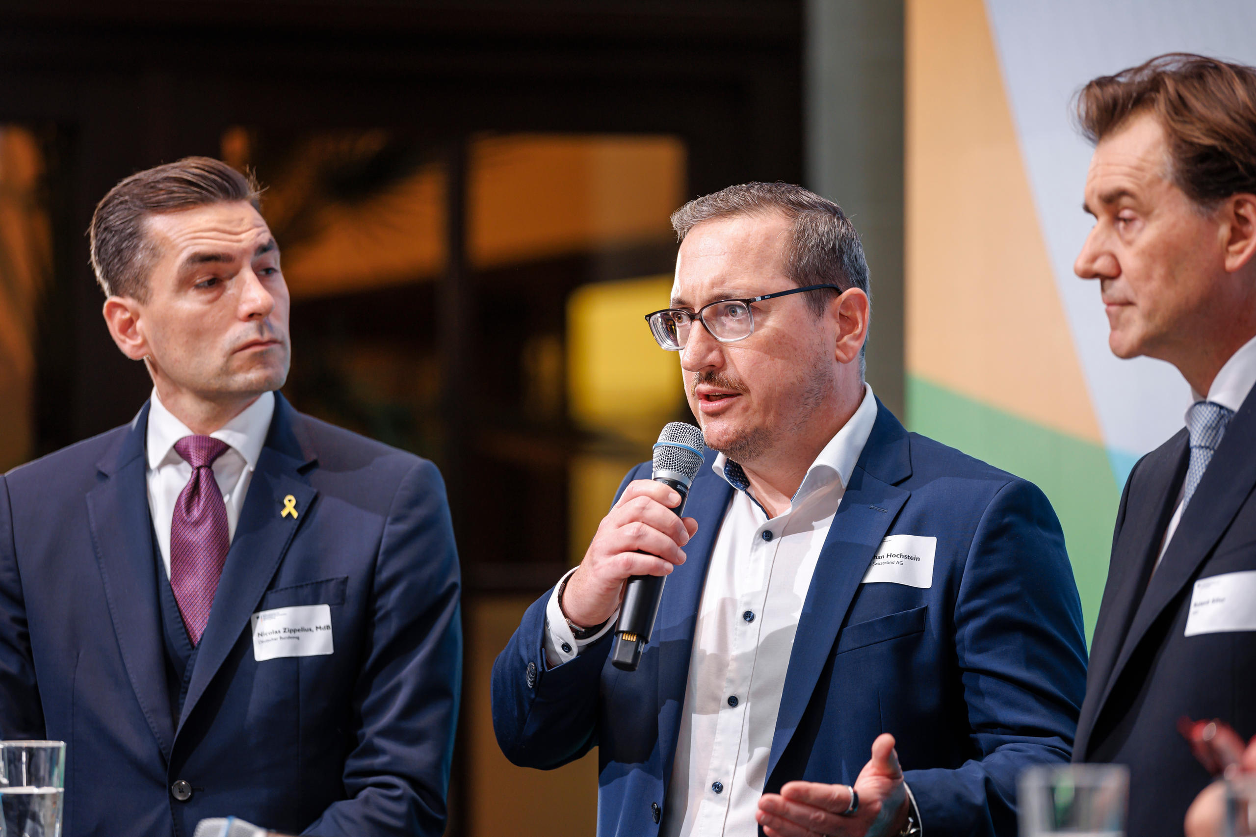 Nicolas Zippelius, entwicklungspolitischer Sprecher der CDU/CSU Bundestagsfraktion, Roland Siller, Vorsitzender der Geschäftsführung bei der DEG, und Stephan Hochstein, Geschäftsführer der Lorenz Switzerland AG, im Gespräch.