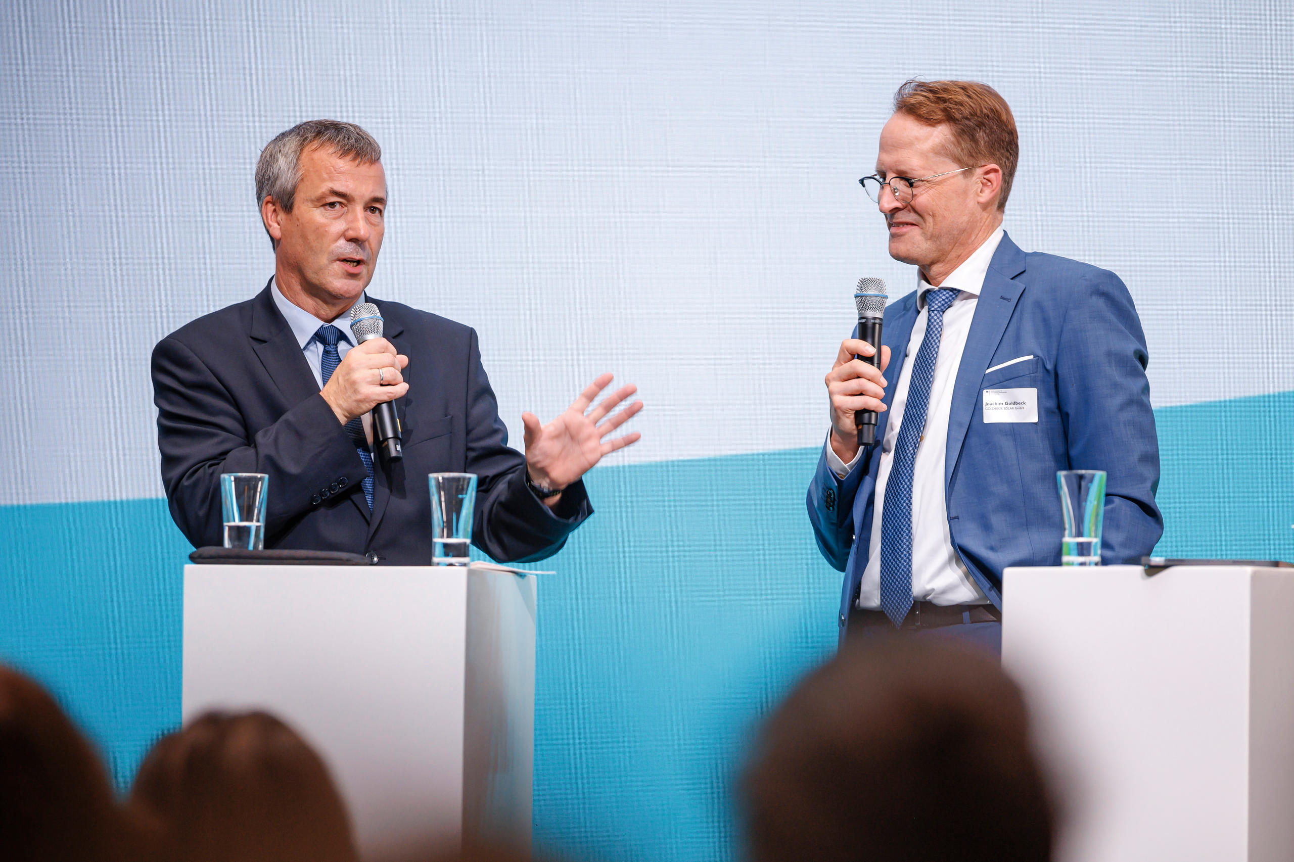 Im Dialog über nachhaltige Energielösungen: Johann Saathoff, Parlamentarischer Staatssekretär im BMZ, und Joachim Goldbeck, Gründer und Geschäftsführer GOLDBECK SOLAR GmbH, bei der Gesprächsrunde zur Zusammenarbeit im Energiesektor.