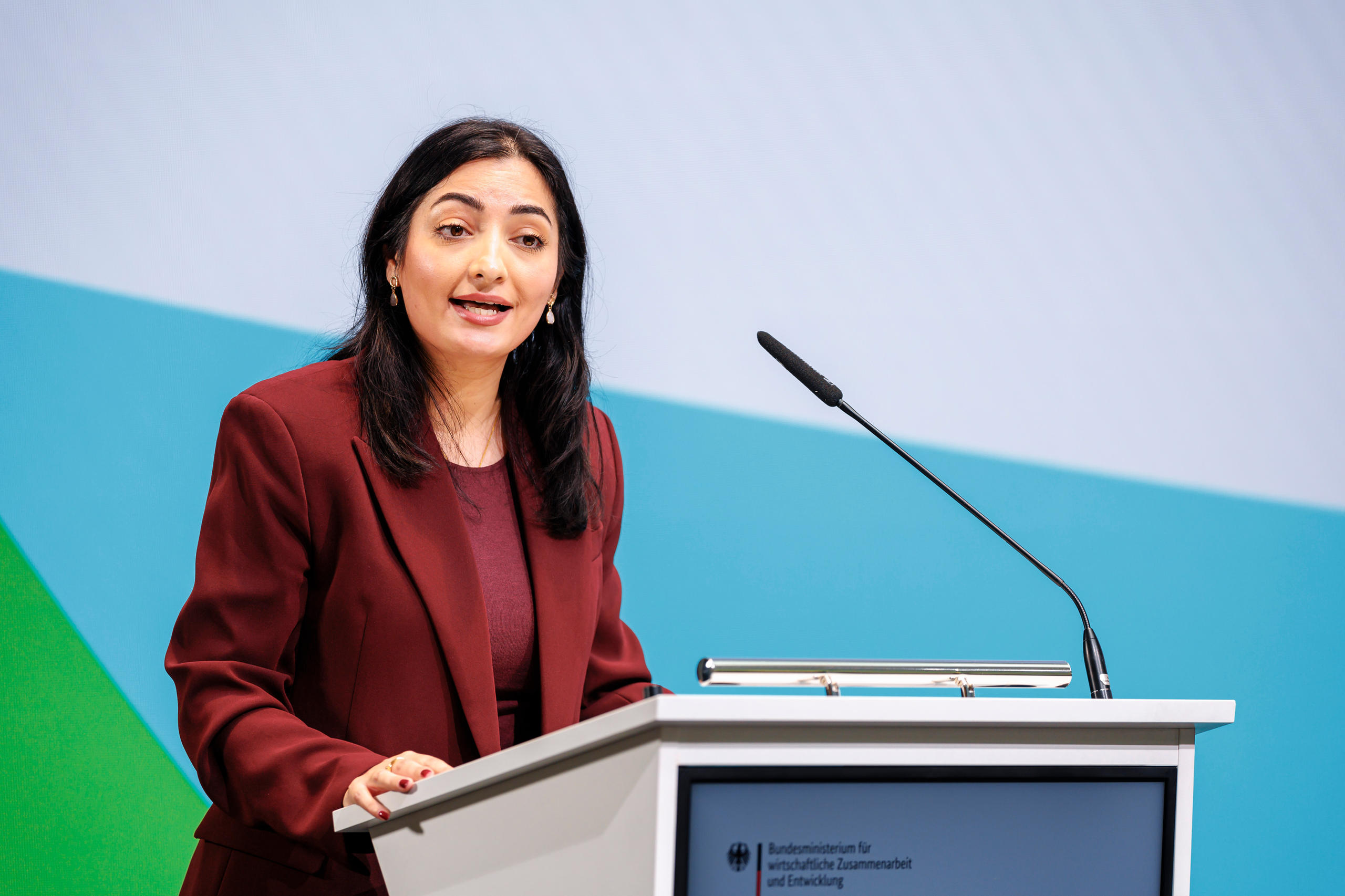 Bundesentwicklungsministerin Reem Alabali Radovan hält eine Rede im Rahmen der BMZ-Veranstaltung „Starke Partnerschaften für eine erfolgreiche Wirtschaft weltweit“.
