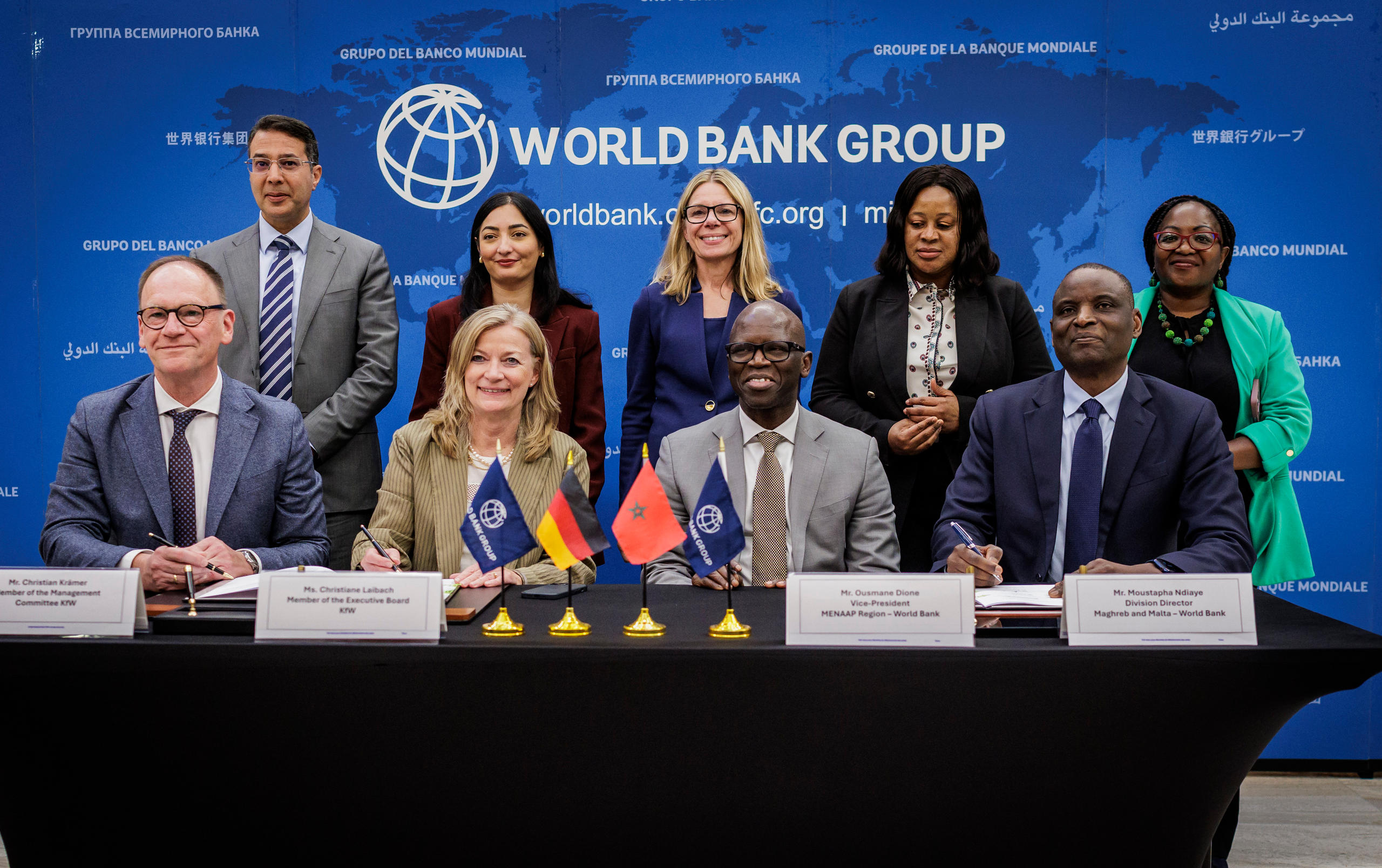 Reem Alabali Radovan bei der Weltbank-Jahrestagung gemeinsam mit (von links): Christian Krämer, Christiane Laibach, Ousmane Dione und Moustapha Ndiaye 