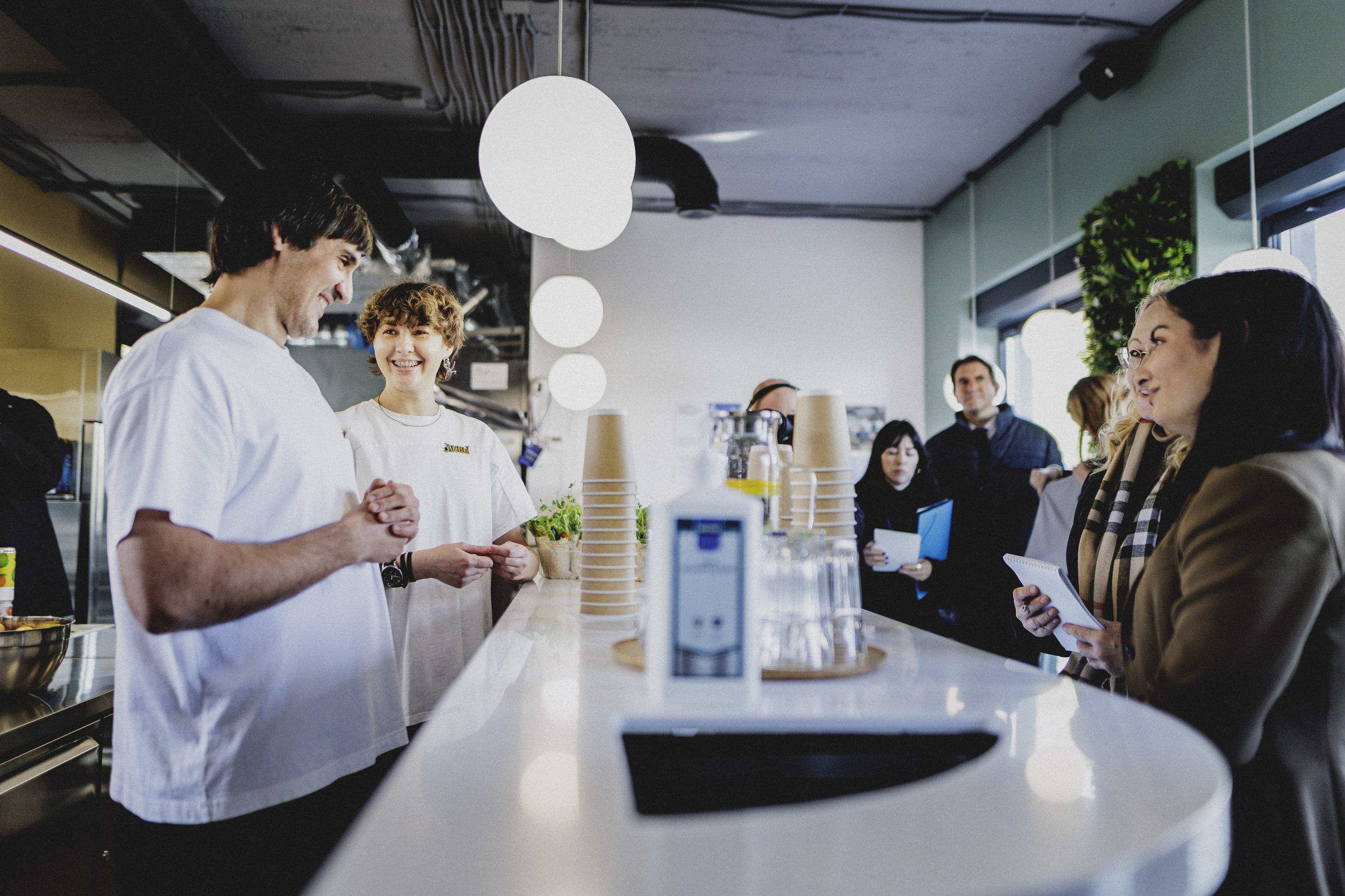 Entwicklungsministerin Alabali Radovan mit Ukrainerinnen und Ukrainern.