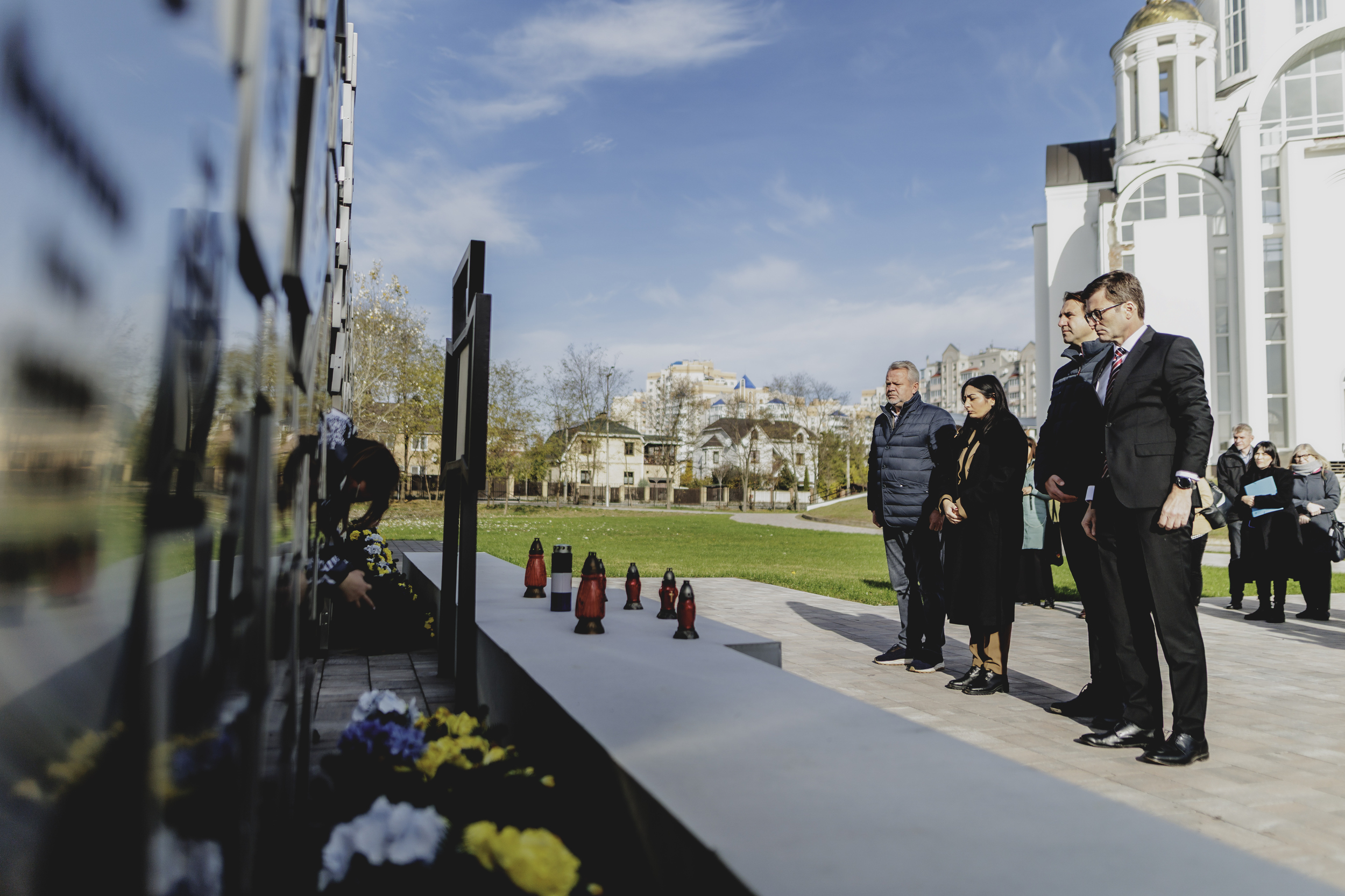 Alabali Radovan vor einem Kriegsdenkmal in der Ukraine