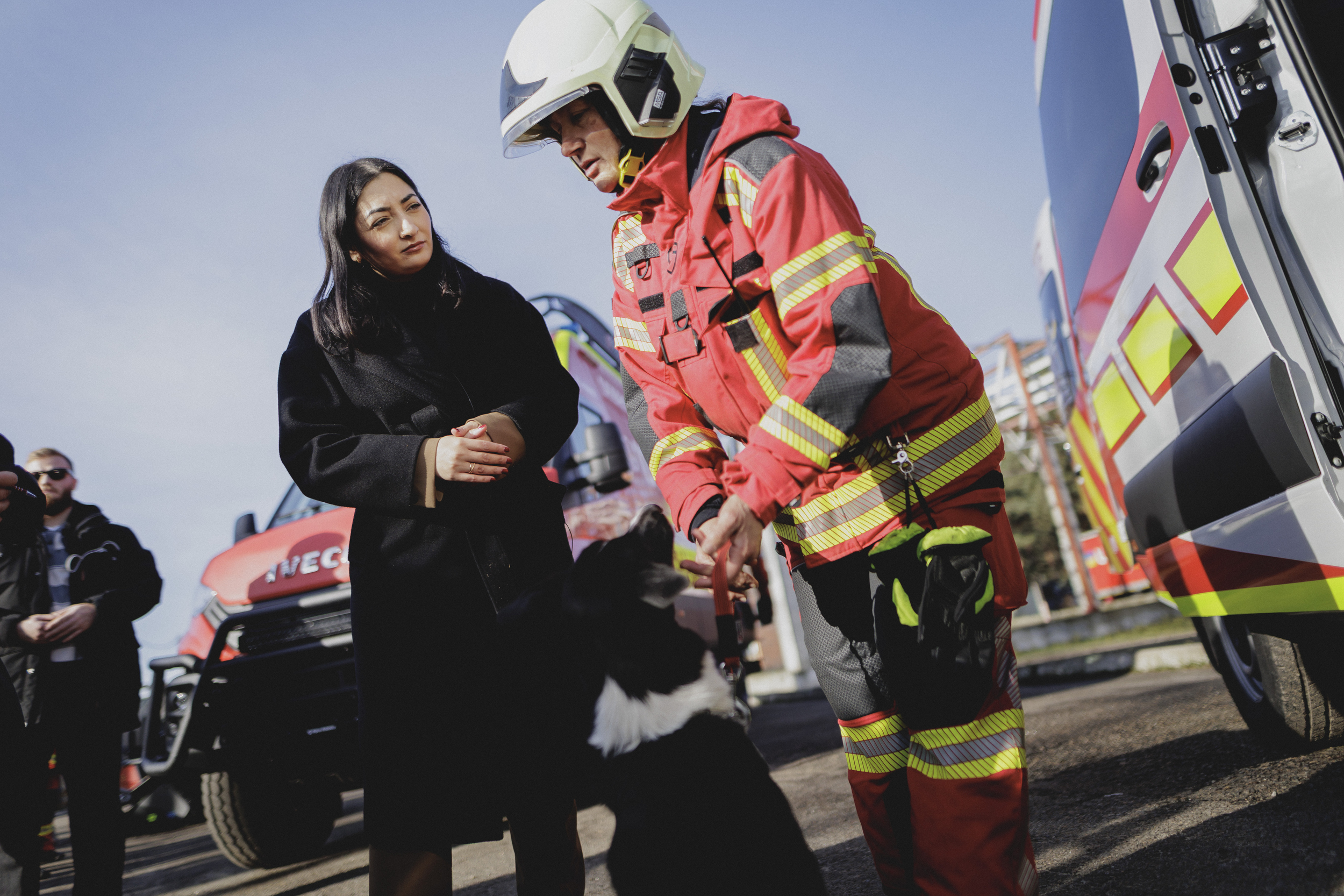 Alabali Radovan mit einem Feuerwehrmann in der Ukraine 