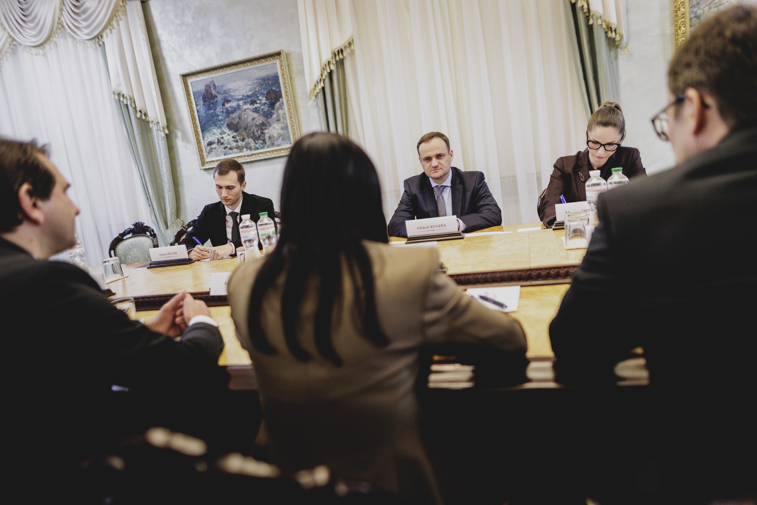 Alabali Radovan in der Ukraine zwischen zerstörten Häusern