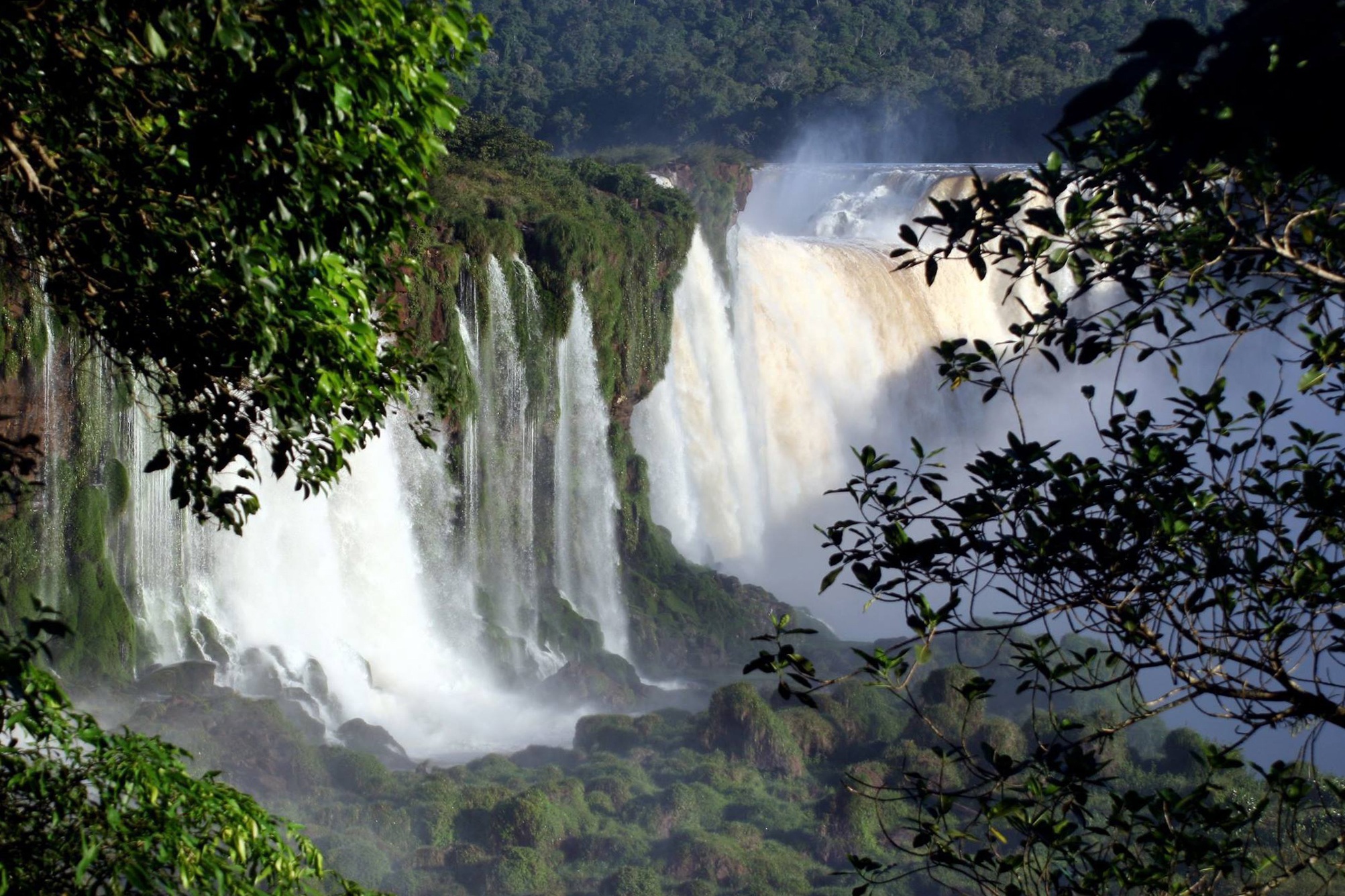 Foto der Iguaçu-Wasserfälle.