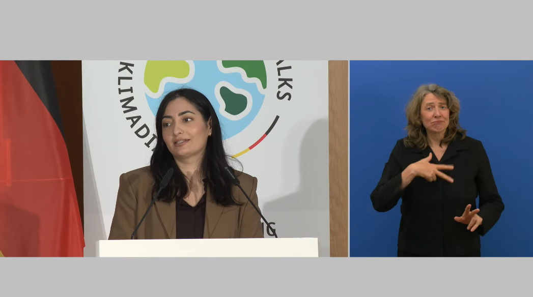 Standbild während der Rede der Entwicklungsministerin beim COP 30 Briefing.