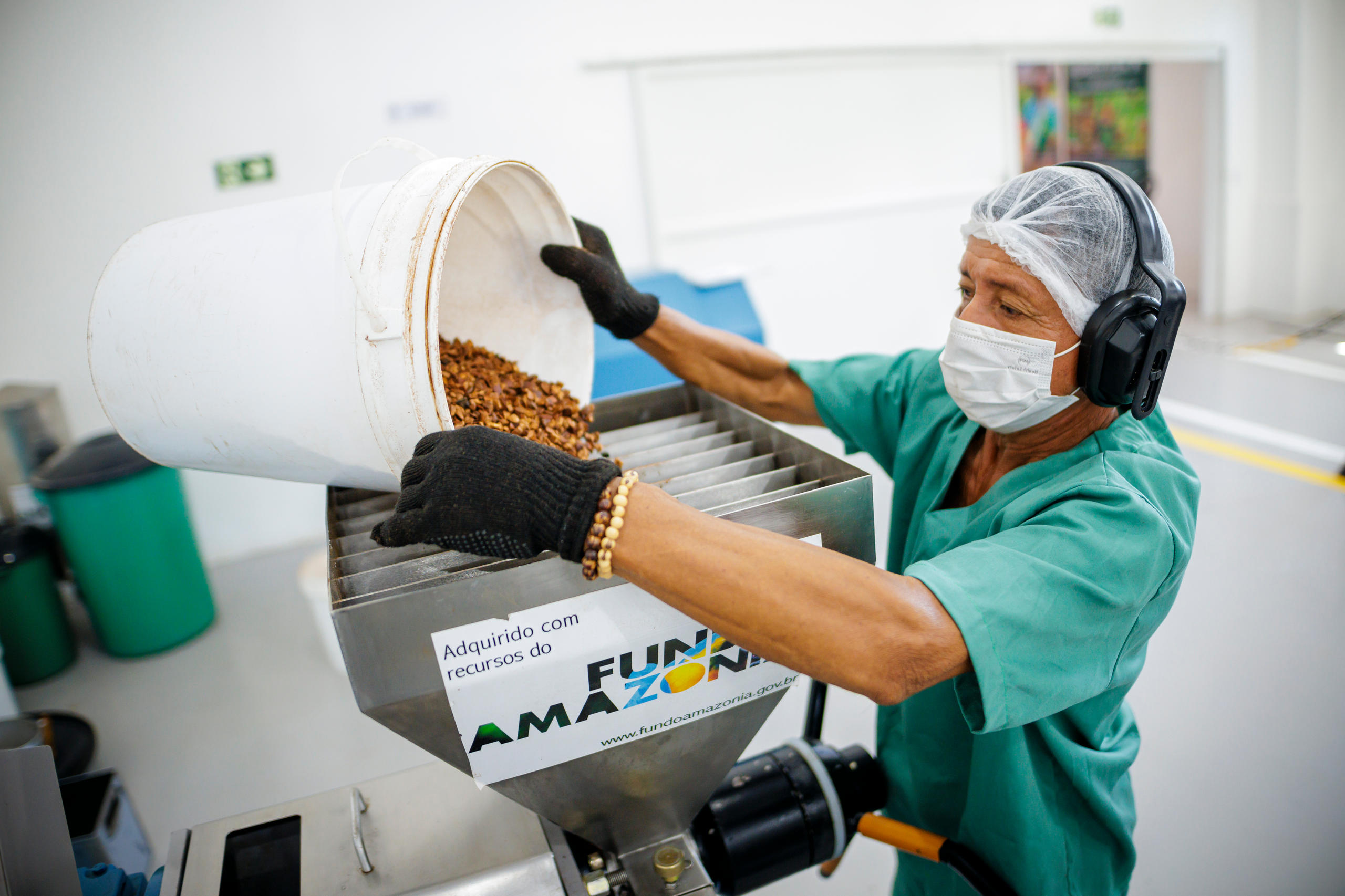 Ein Mitarbeiter bei der Copaiba-Öl- Herstellung.