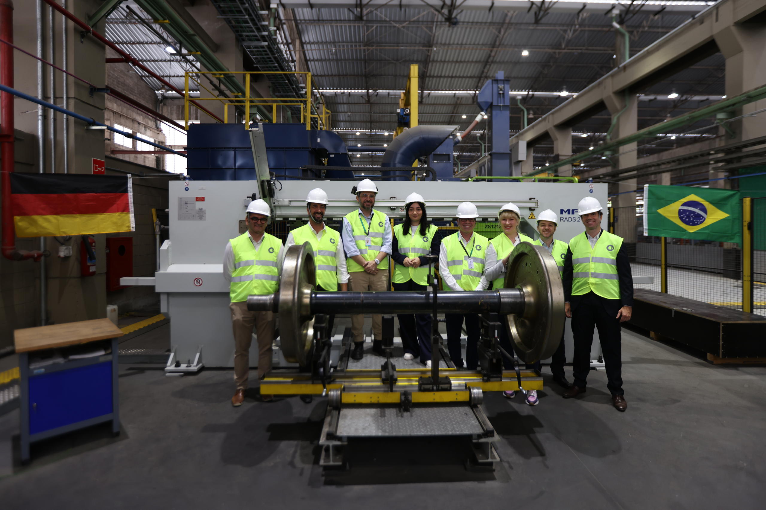 Ministerin Alabali Radovan und weitere Mitarbeitenden in einer Zentrale der Metro in São Paulo