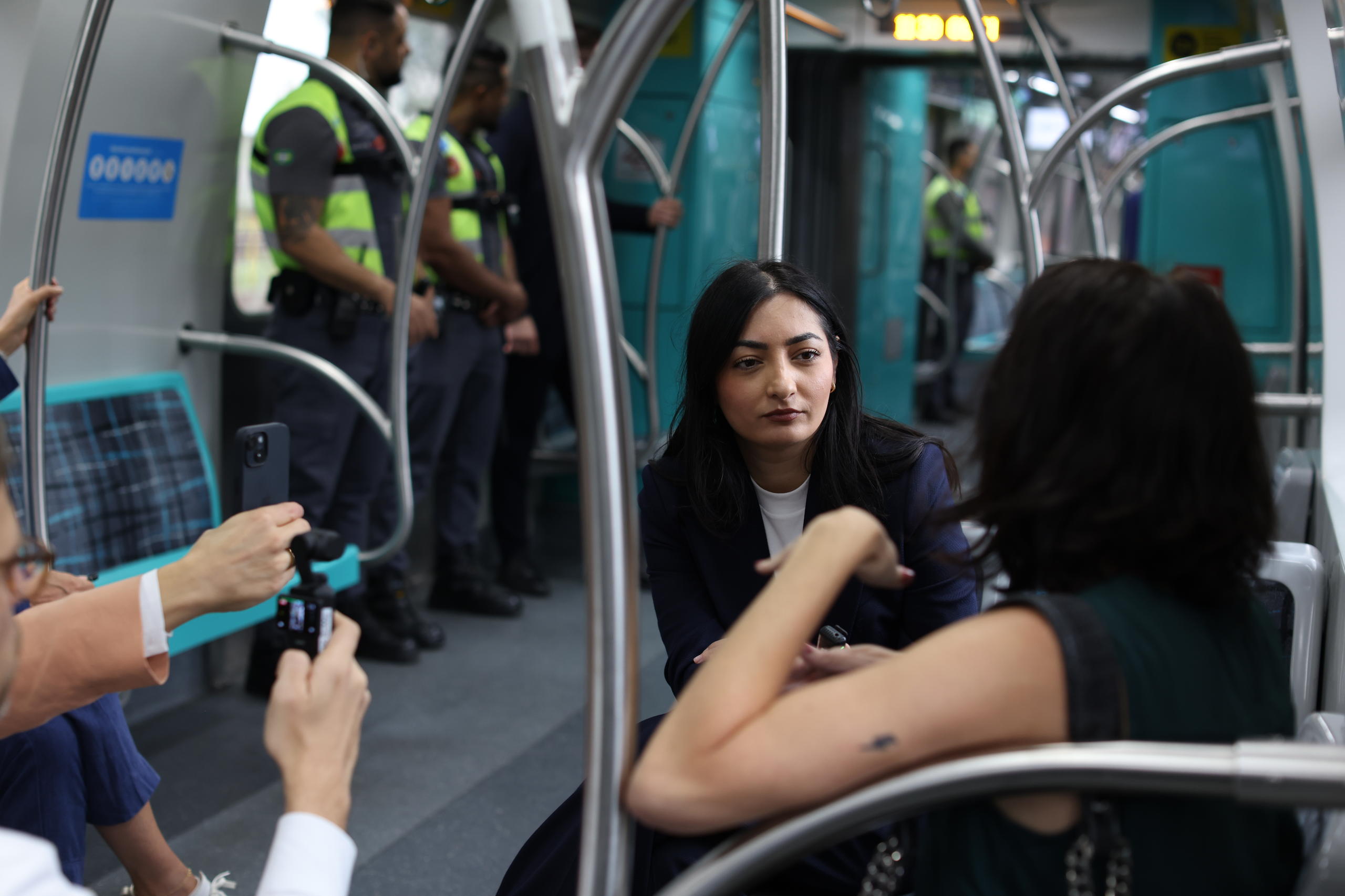 Foto von Alabali Radovan in einer U-Bahn.